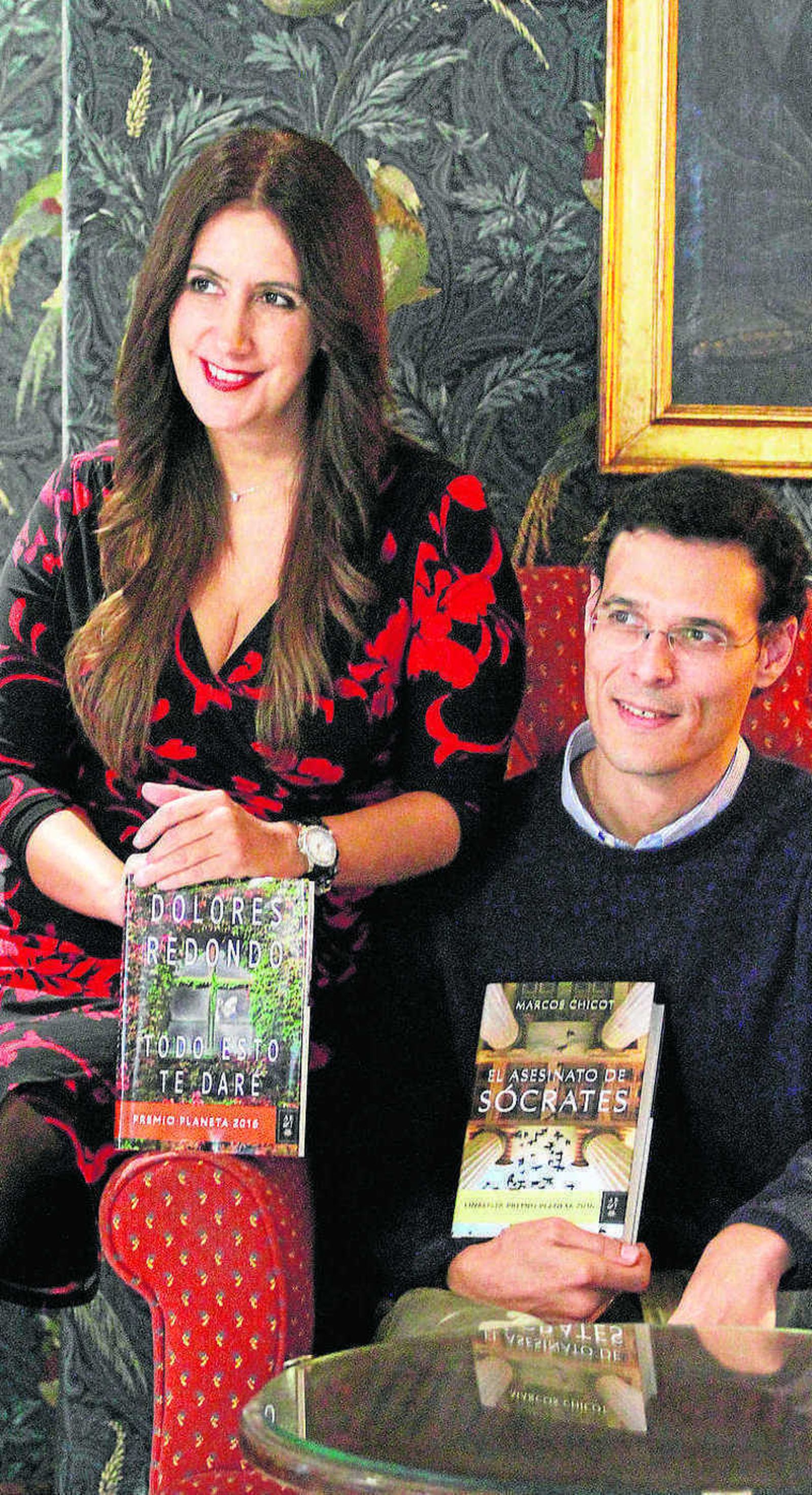 Dolores Redondo y Marcos Chicot, con sus obras en el Hotel Inglaterra.