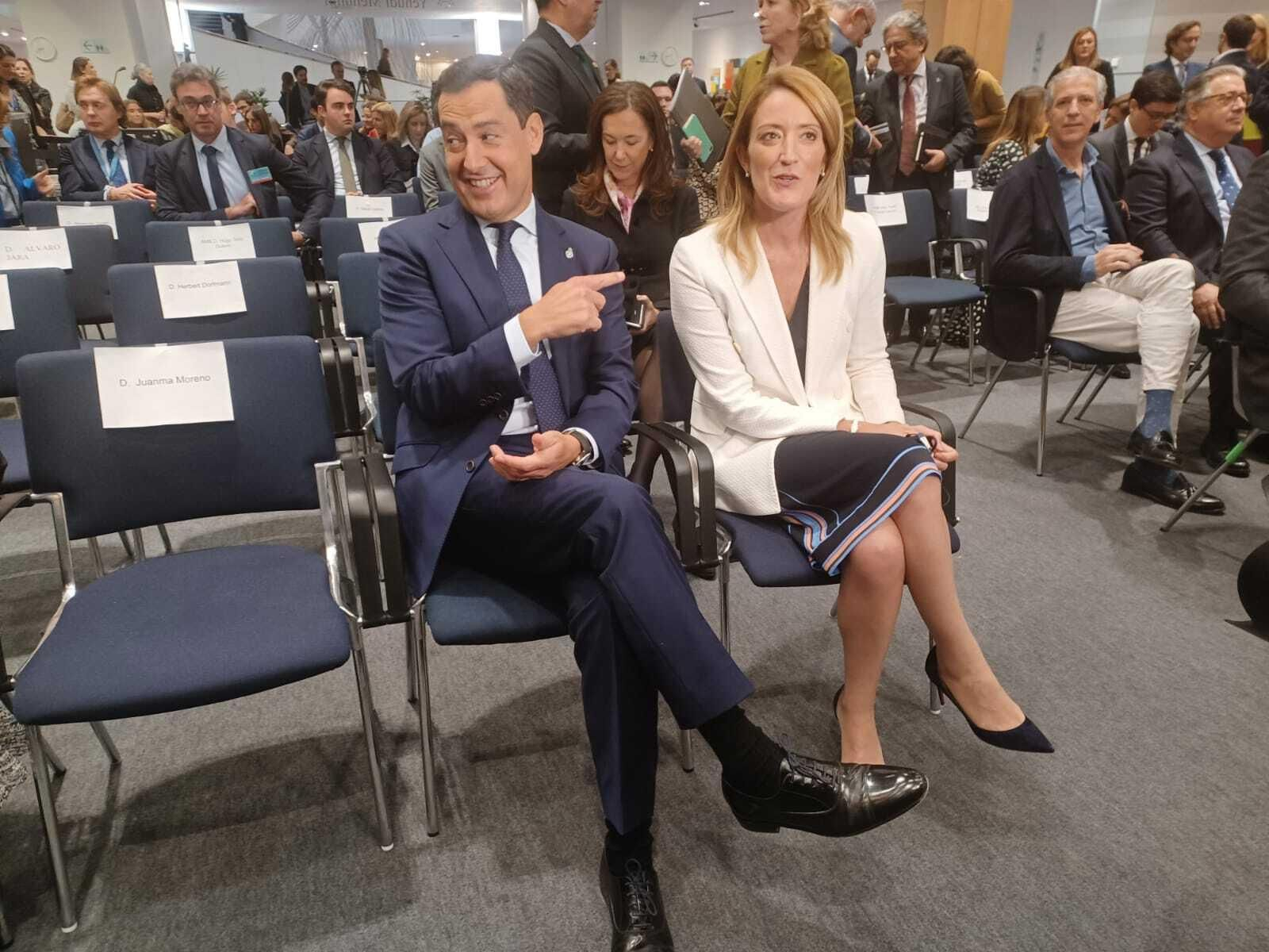 Juanma Moreno y la presidenta del Parlamento Europeo, Roberta Metsola, este martes en Bruselas.