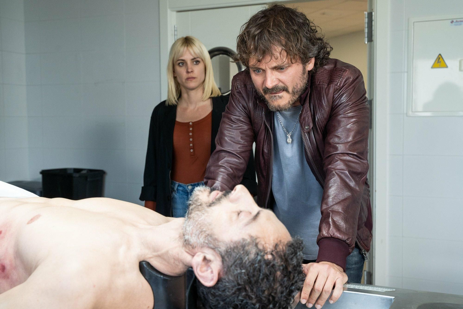 Salva, deja a ese señor echar la siesta tranquilo. Salva, deja a ese señor echar la siesta tranquilo.