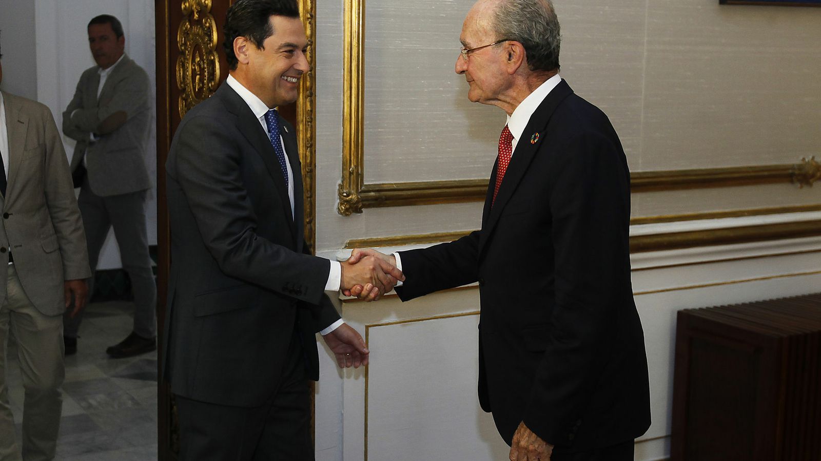 Moreno Bonilla saluda a De la Torre, en la reunión celebrada en Sevilla el pasado miércoles.