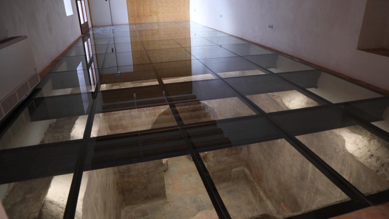 Restos del aljibe en el interior del convento.