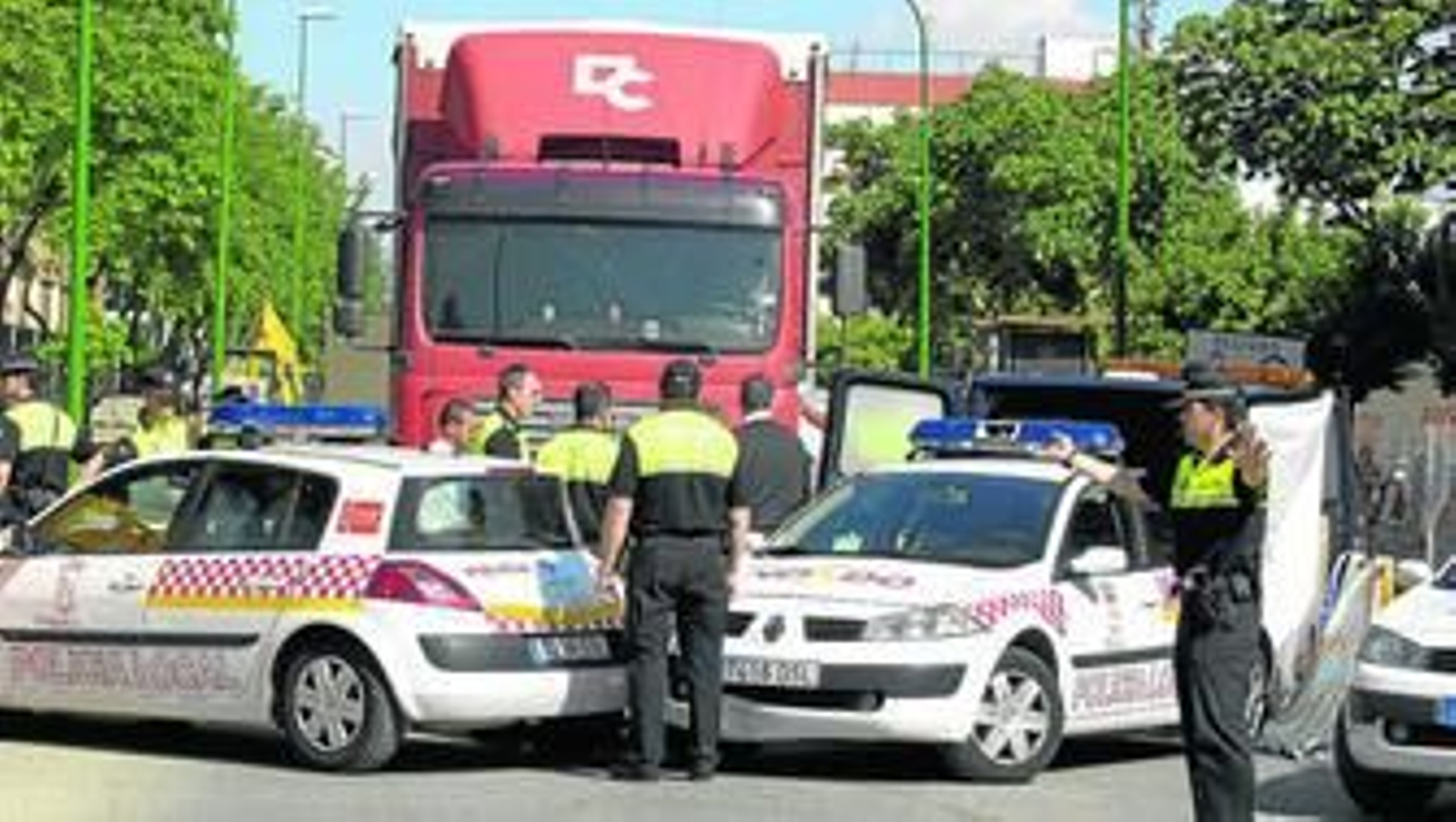 Agentes de la Policía Local de Sevilla, durante una intervención.