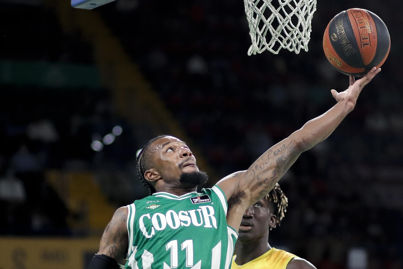 Evans entra a canasta en el partido ante el Gran Canaria.