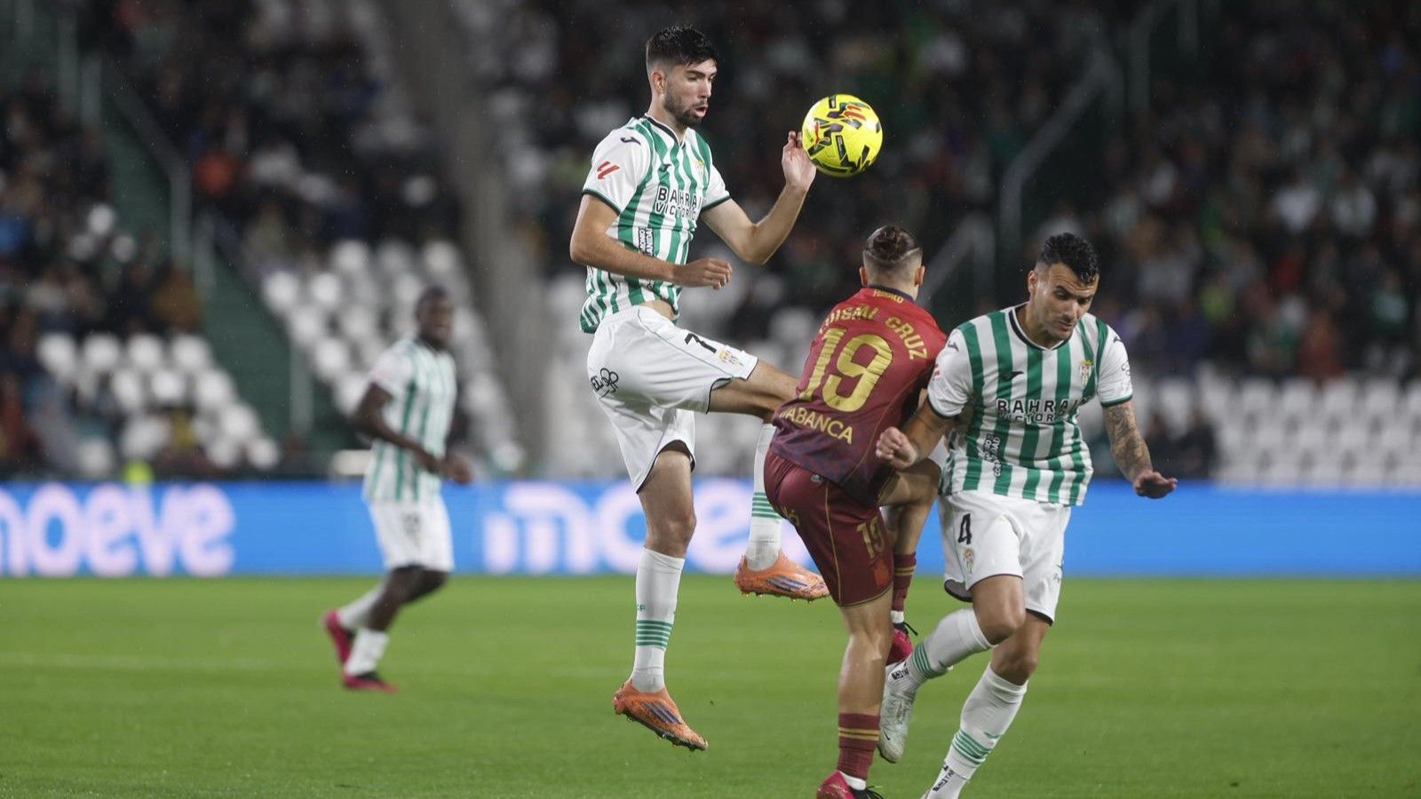 Théo Zidane y Álex Martín frenan a Luismi Cruz en los primeros minutos del Córdoba CF - Deportivo de La Coruña.