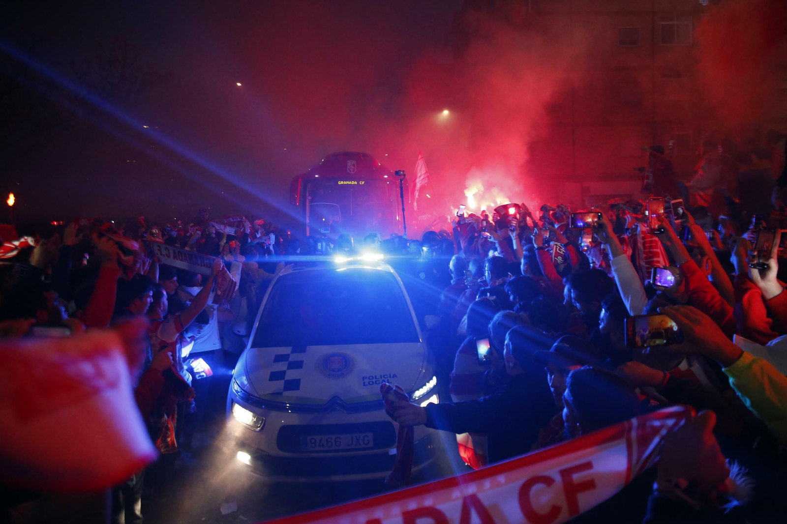 Apoteósico recibimiento a la plantilla del Granada