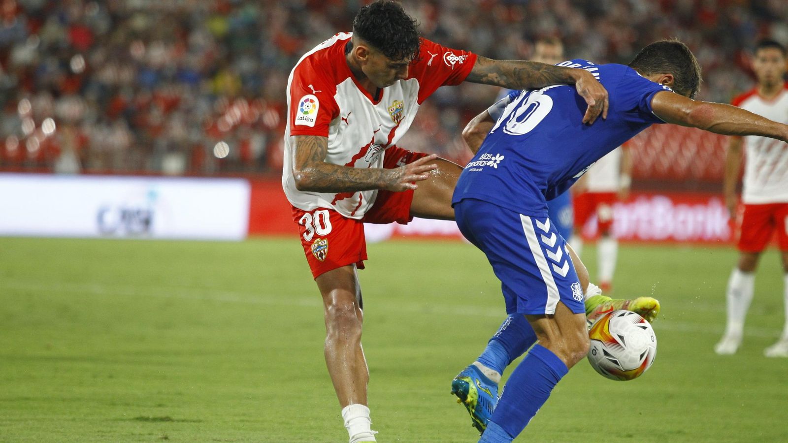 Samú disputa un balón con Aitor Sanz.