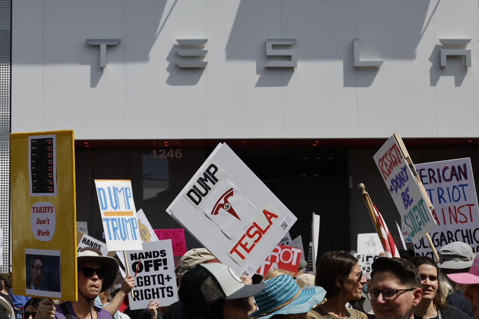 Miles de manifestantes contra Trump y Musk en EEUU: "¡Quita tus manos!"