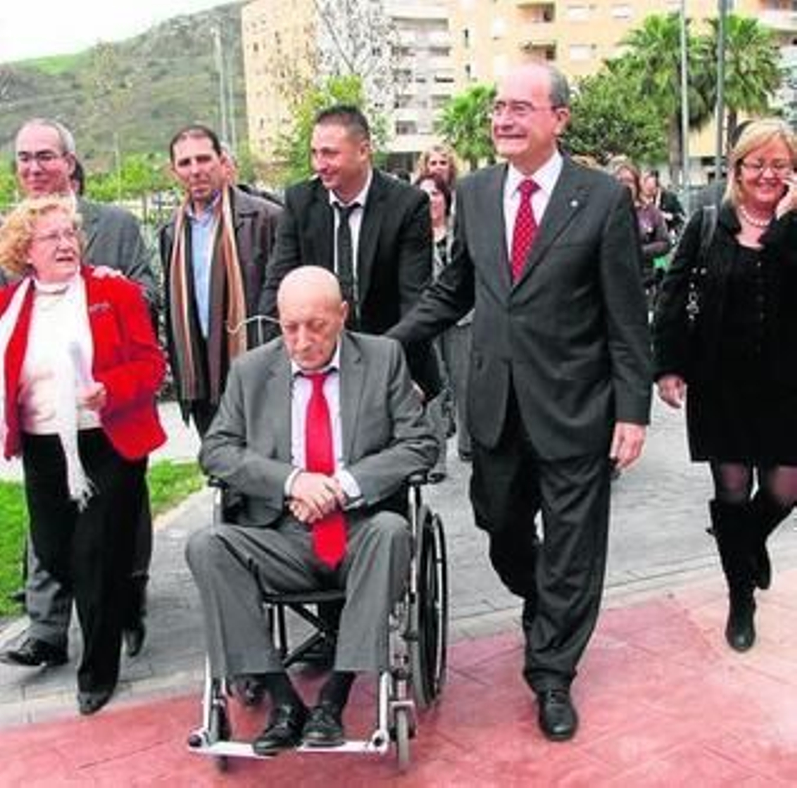 Manuel Navarrete, con el alcalde, en el parque que lleva su nombre.
