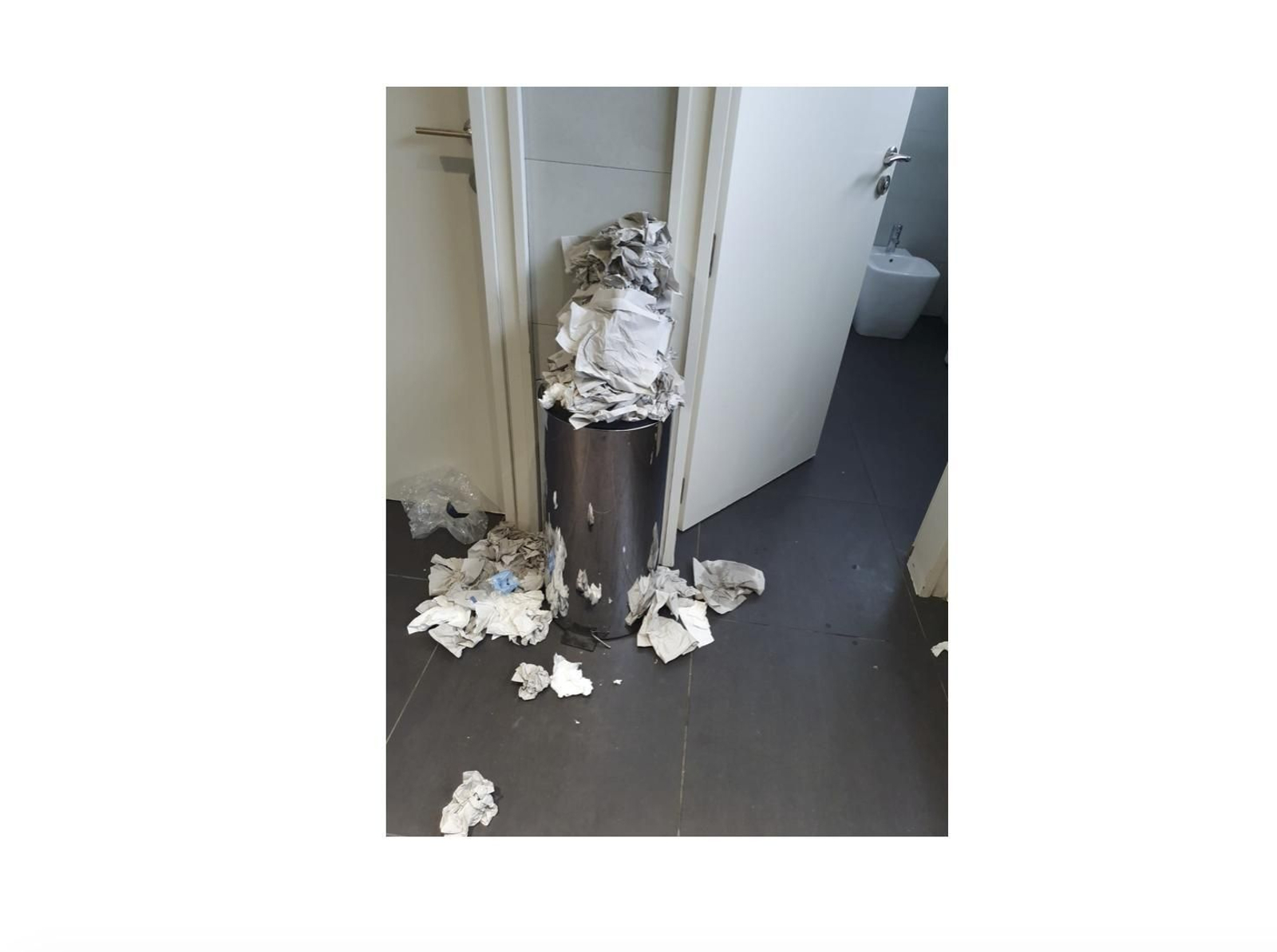 Un aseo en el edificio Noga durante la huelga