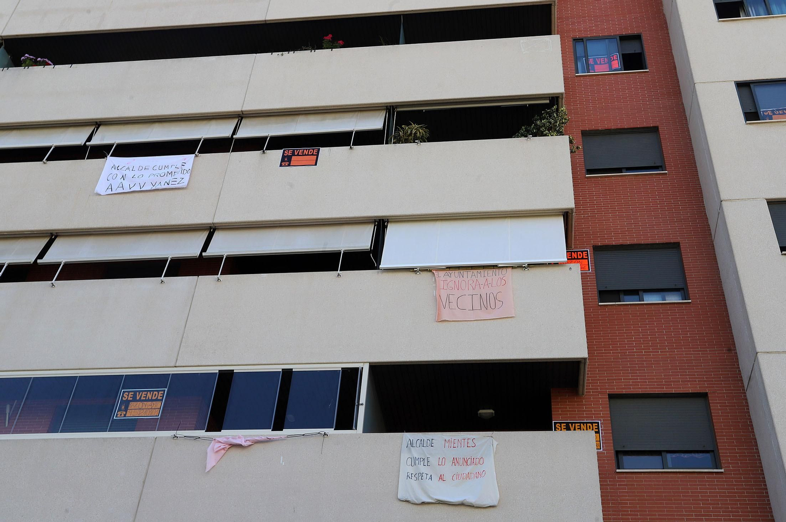 Imágenes de la protesta de los vecinos de Marismas del Polvorín por la construcción de un centro para Proyecto Hombre en vez de la sede de la AAVV Yáñez Pinzón