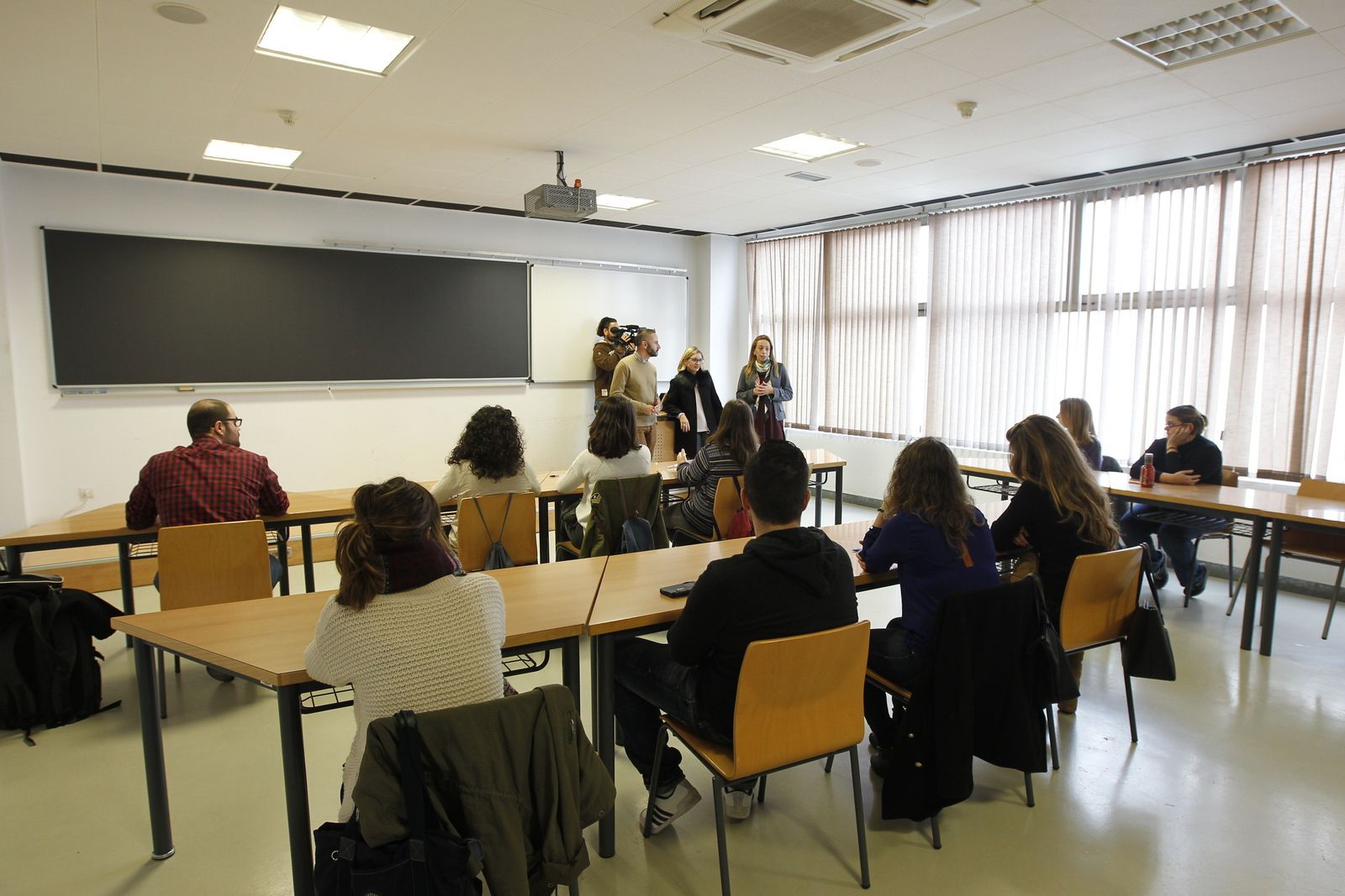Miguel Ángel Tortosa (Junta), María Isabel Ramírez (UAL) y Diana Melero (El Cable) en la presentación de las becas.