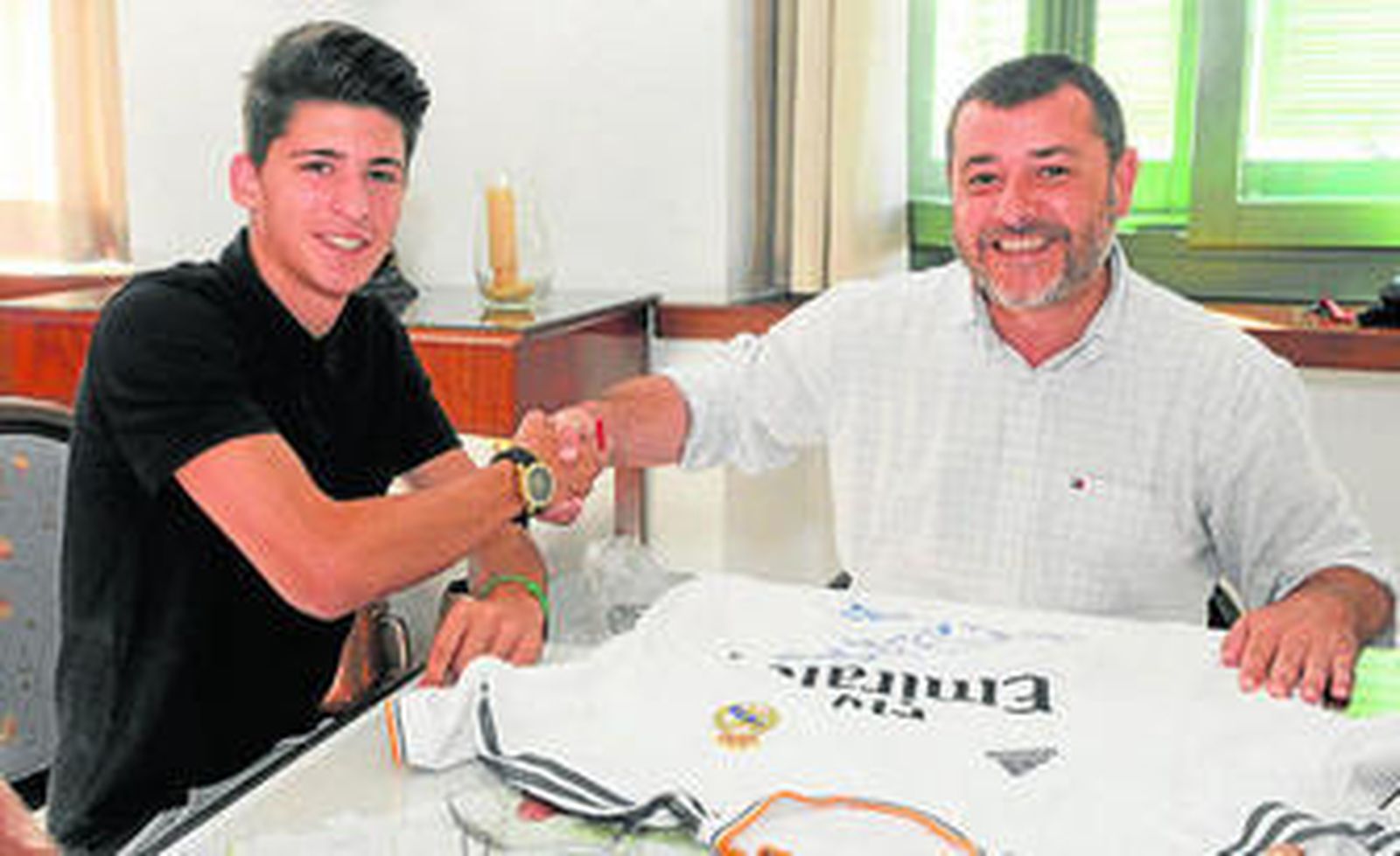 Carlos Neva (i), cuando fue recibido por el alcalde de El Puerto, Alfonso Candón, el pasado mes de julio.