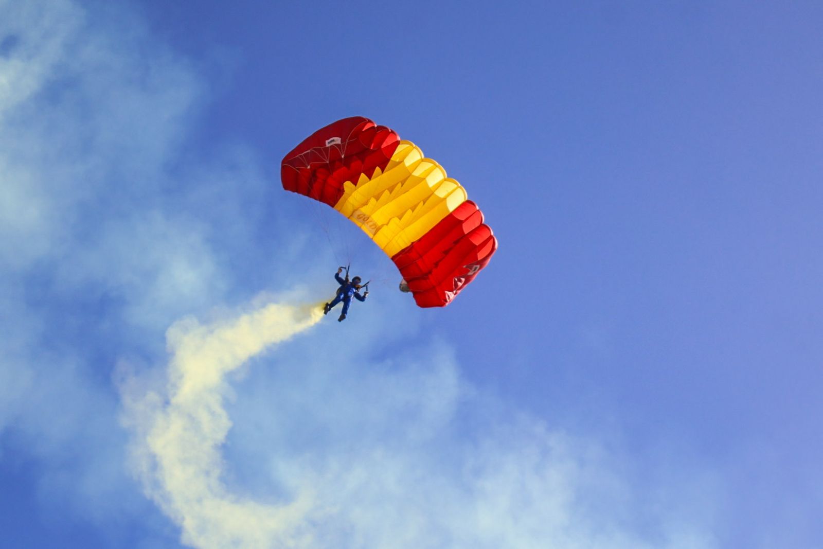 Fotografías de la exhibición aérea de la Patrulla Acrobática de Paracaidismo del Ejército del Aire 'Papea' y de la Patrulla Acrobática de Helicópteros 'ASPA'  en los actos de homenaje al centenario del Plus Ultra presidido por S.M. el Rey Felipe VI