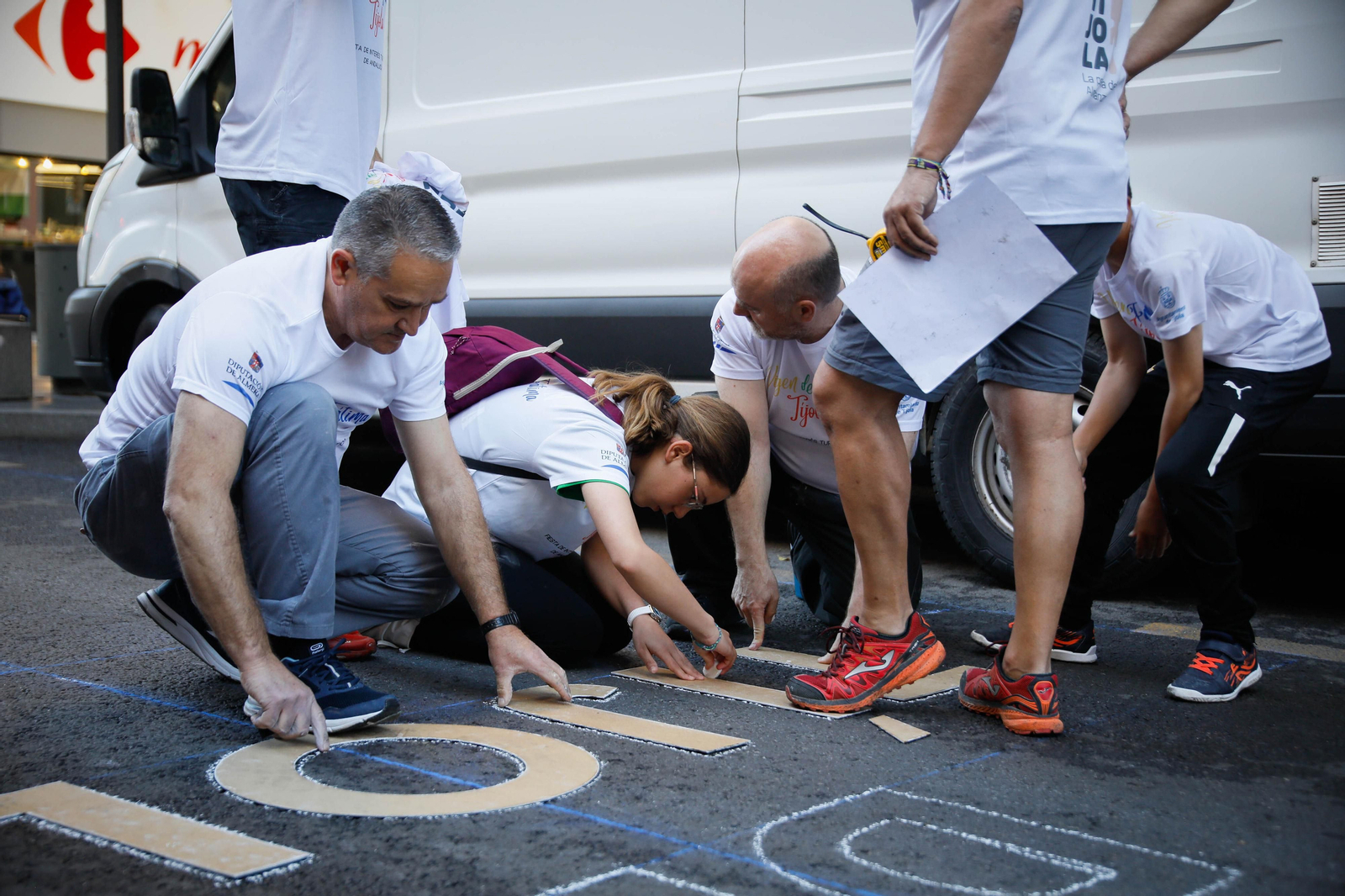 Así es la alfombra de serrín de 60 metros en el Paseo de Almería, en imágenes.