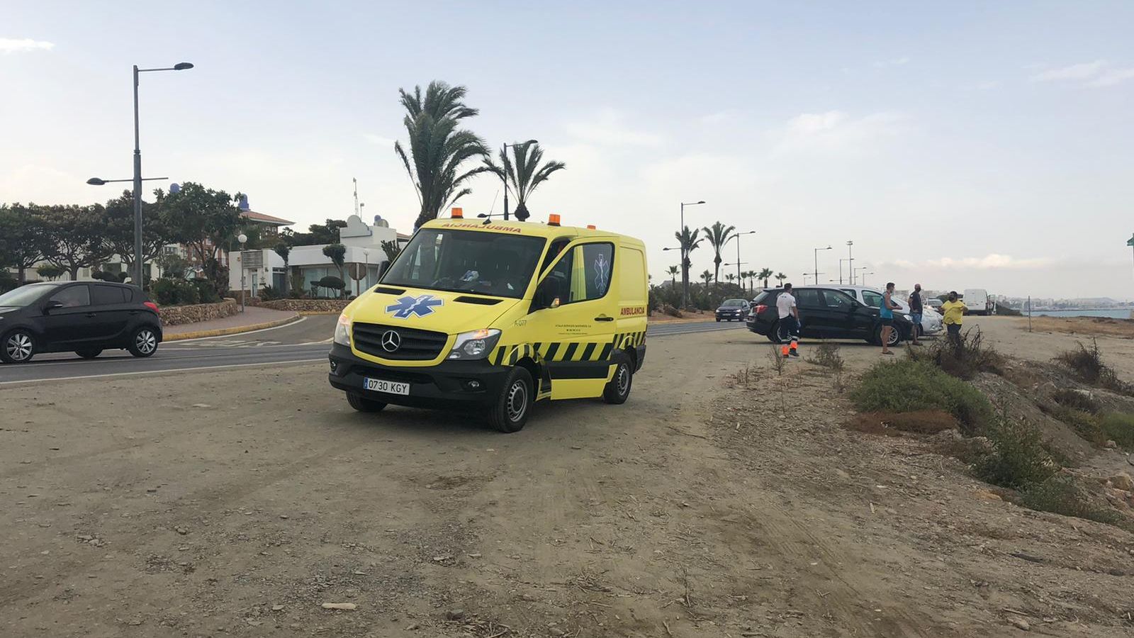 Una ambulancia en la playa de Mojácar a la que llegó la patera.