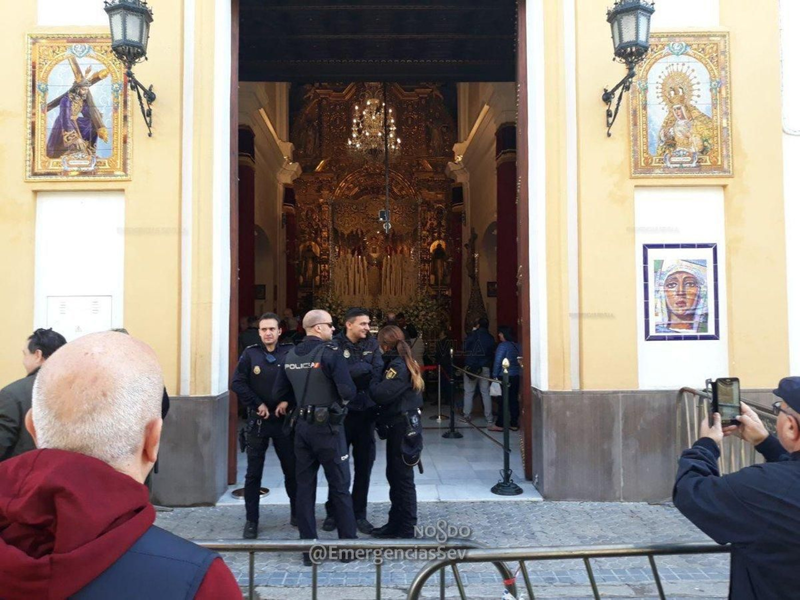 Seguridad en las puertas de la capilla.