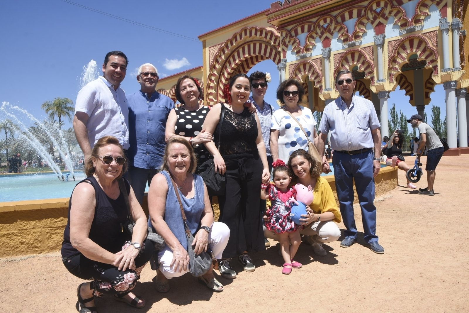 La familia de la pequeña Julia en su llegada a la Feria.