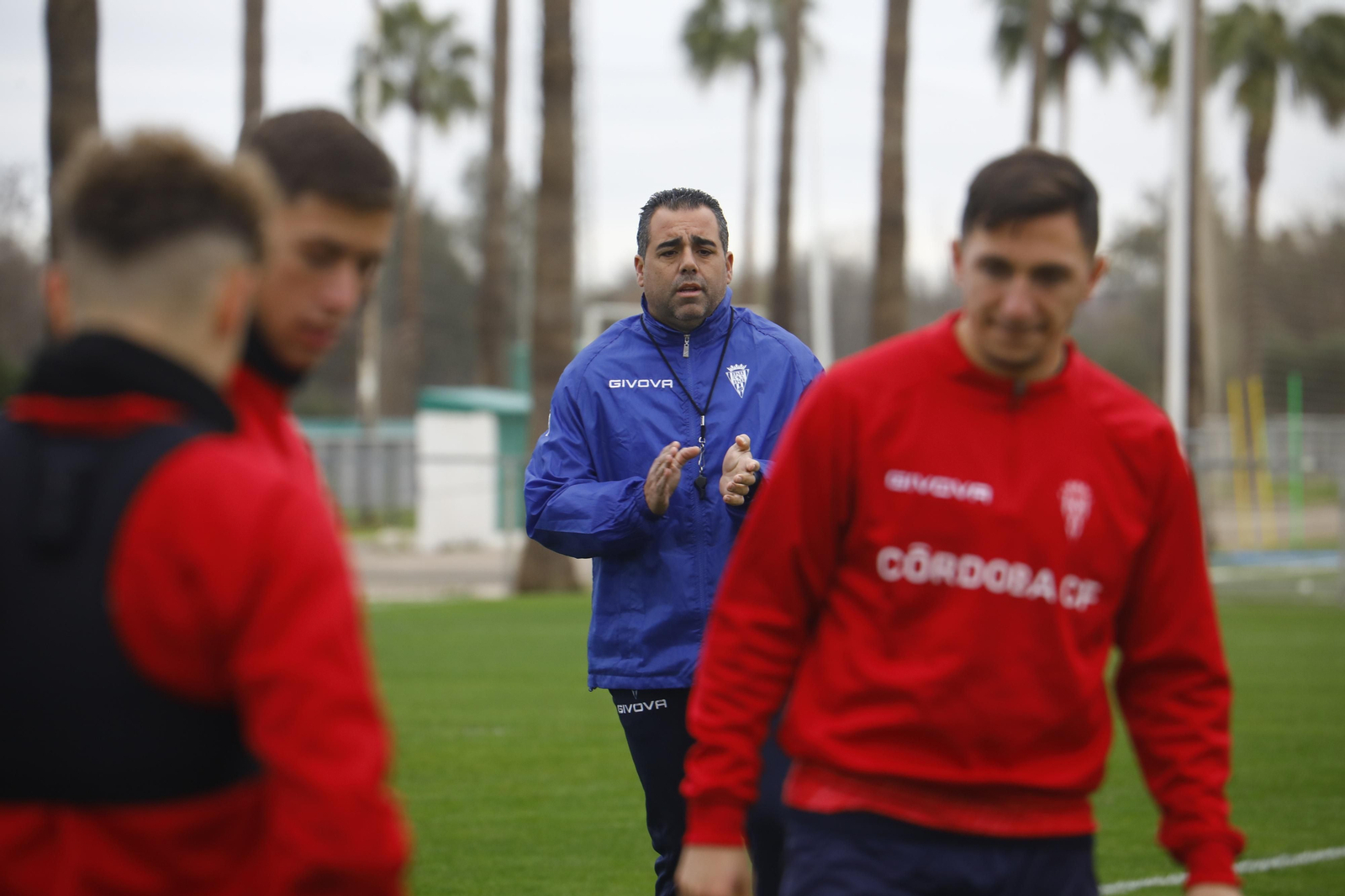 Germán Crespo observa un entrenamiento ante la presencia de Simo, Carracedo y Jorge Moreno.