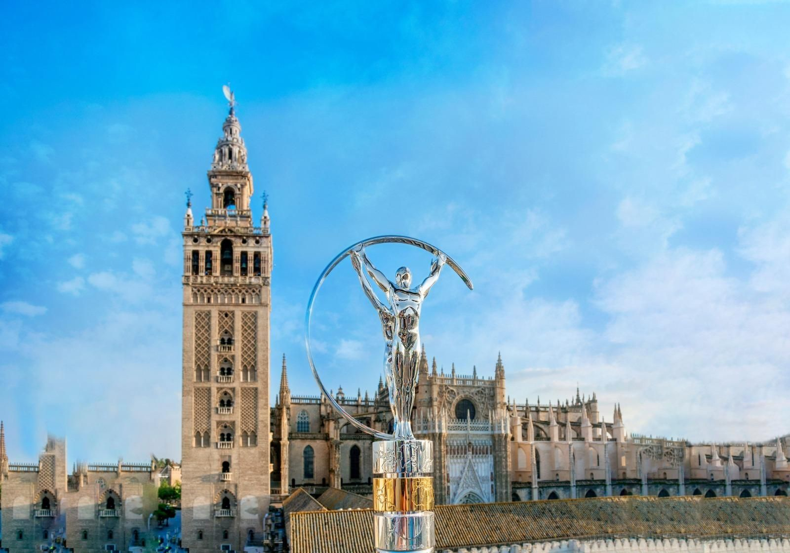 El premio Laureus, con la Giralda y la catedral de Sevilla al fondo.