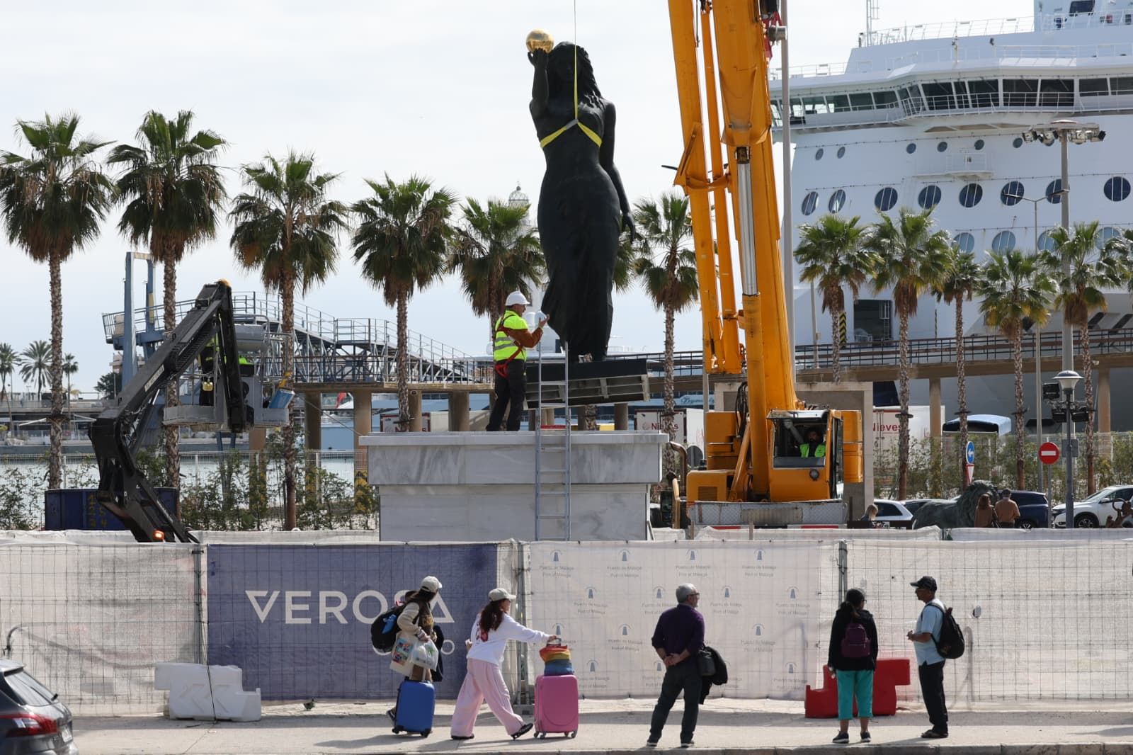 El montaje de las dos esculturas de Neptuno y Venus, en fotos