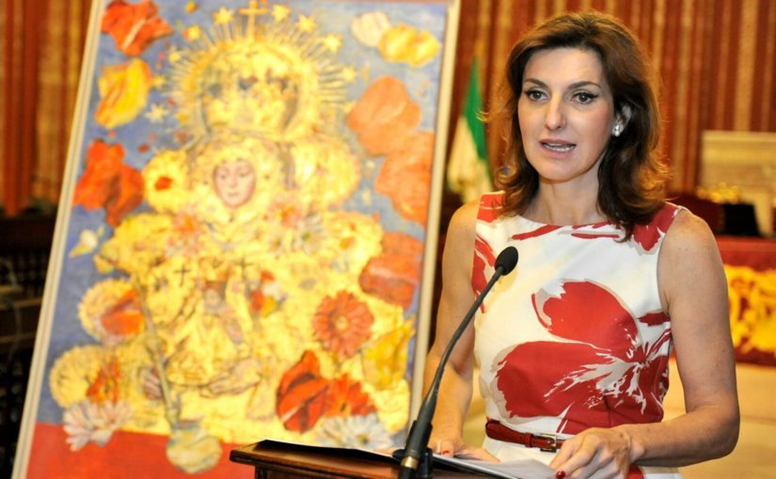 Cristina Ybarra con uno de sus carteles
