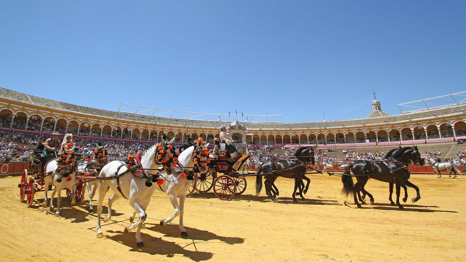Desfile de carruajes en la plaza de toros de La Maestranza.