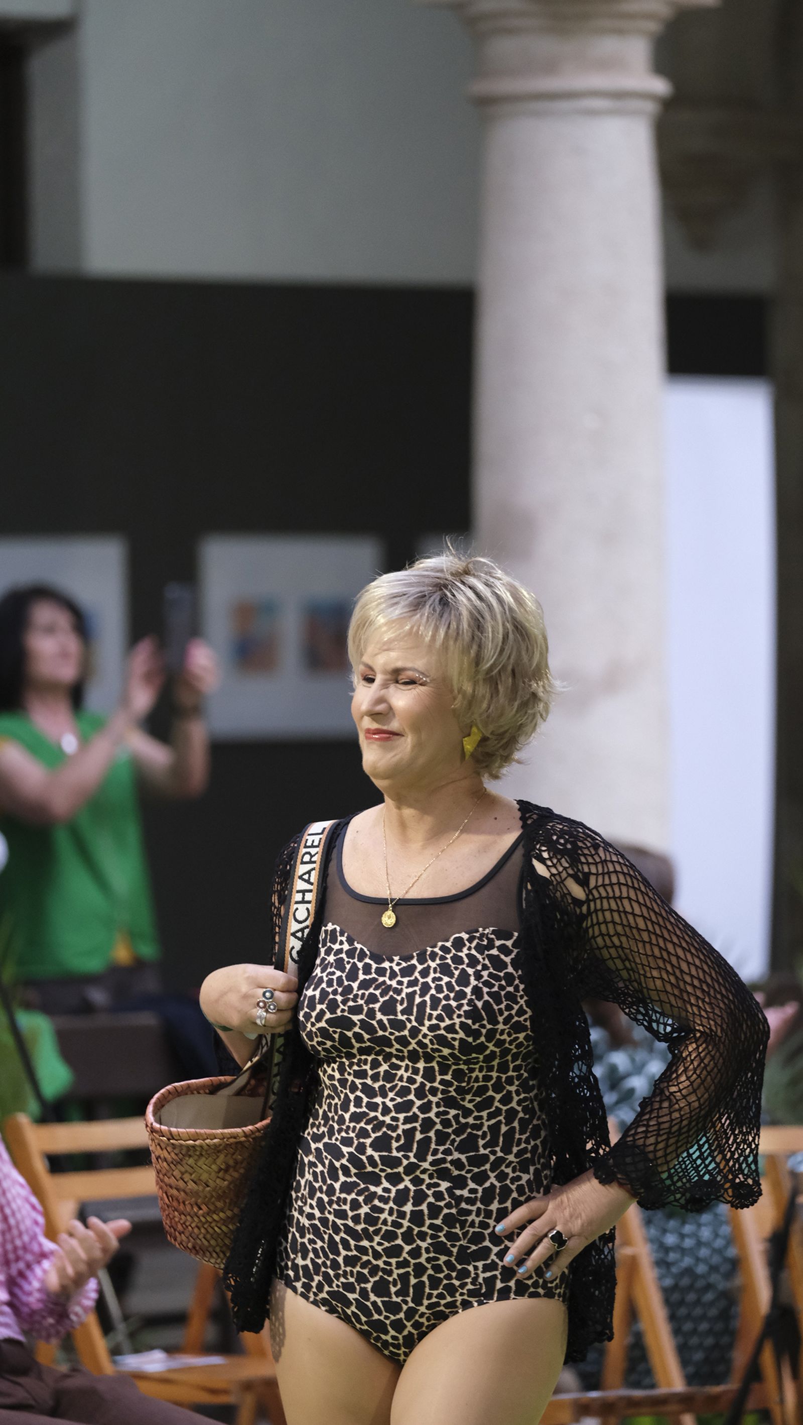 Imágenes del desfile benéfico contra el cáncer, en la Escuela de Artes de Almería