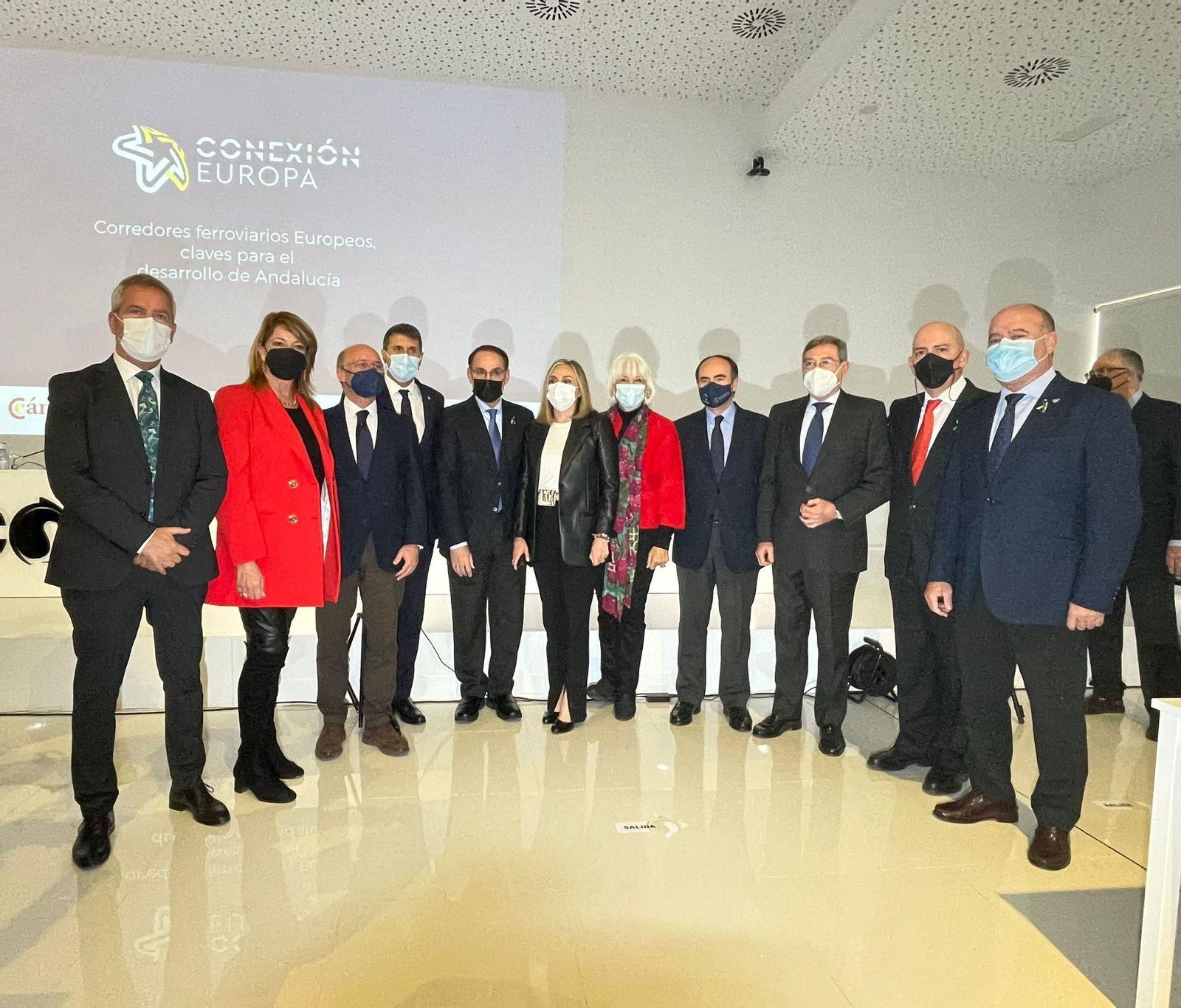 Los presidentes de los puertos de Andalucía, junto a los responsables de la CEA y las Cámaras, la consejera de Fomento y el delegado del Gobierno.