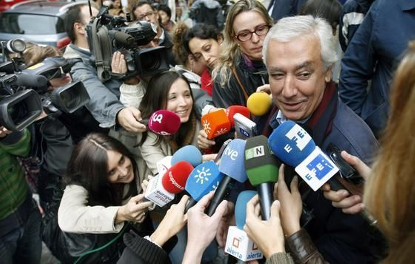 Javier Arenas atiende a los medios de comunicación.

Foto: EFE