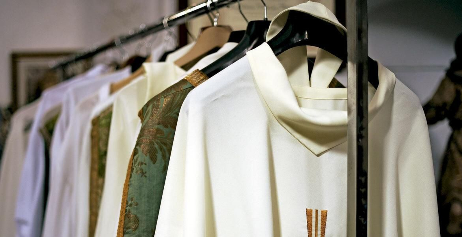 Casullas en una sacristía.
