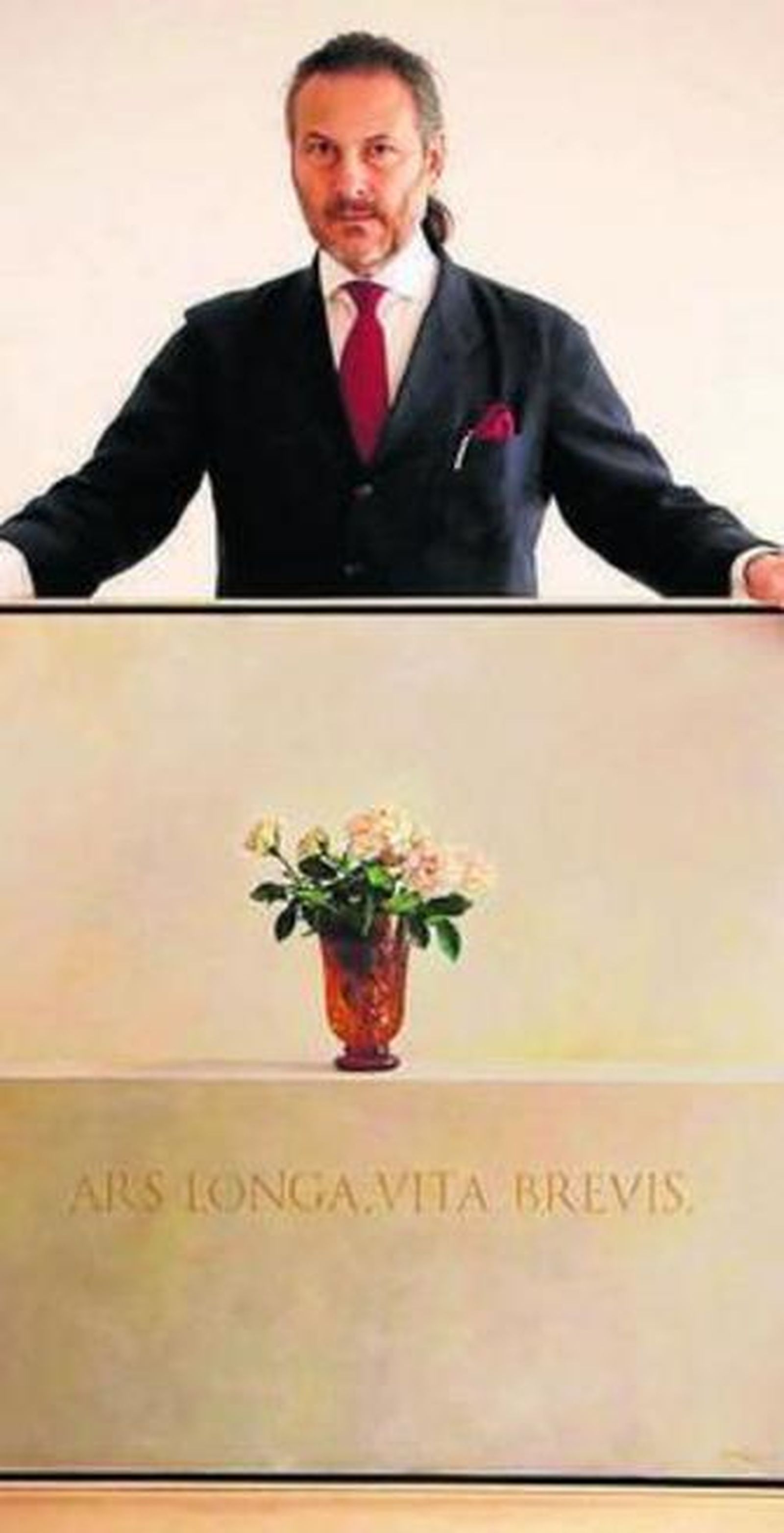 Pepe Molina ante su obra.