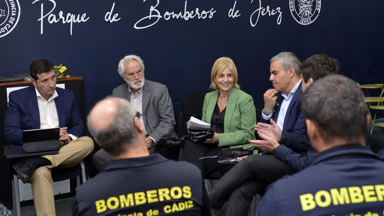 Un momento de la reunión con el personal del parque de Bomberos de Jerez. Un momento de la reunión con el personal del parque de Bomberos de Jerez.