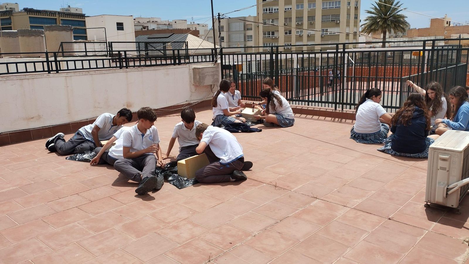 Alumnos del colegio Nuestra Señora del Milagro barnizan las cajas nido de madera facilitadas.