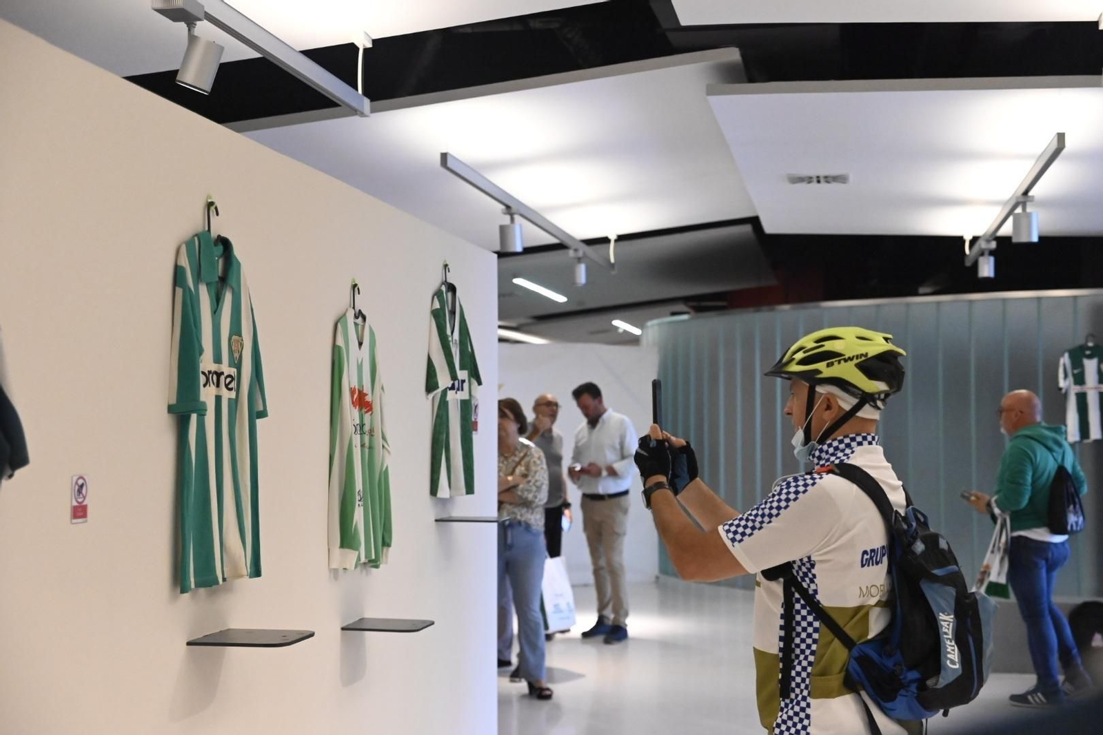 La exposición de camisetas históricas del Córdoba CF, en imágenes