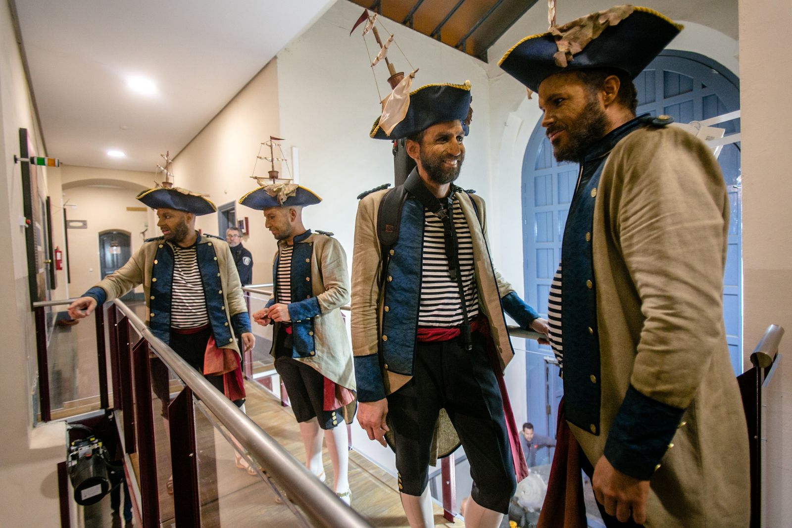 Componentes de la comparsa de Barcelona en la zona de camerinos.