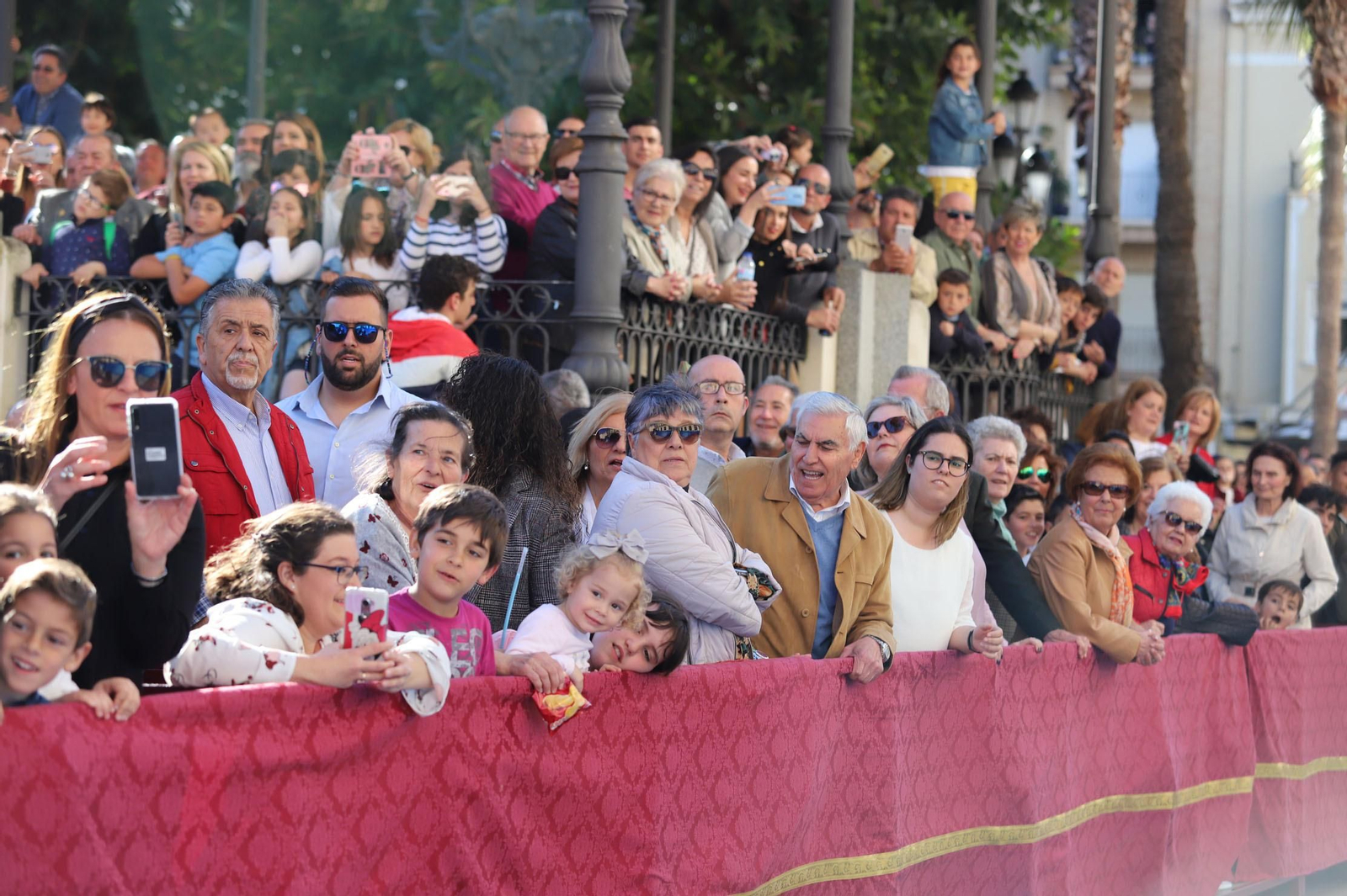 Ambiente  para recibir a la Legión en las calles de Huelva