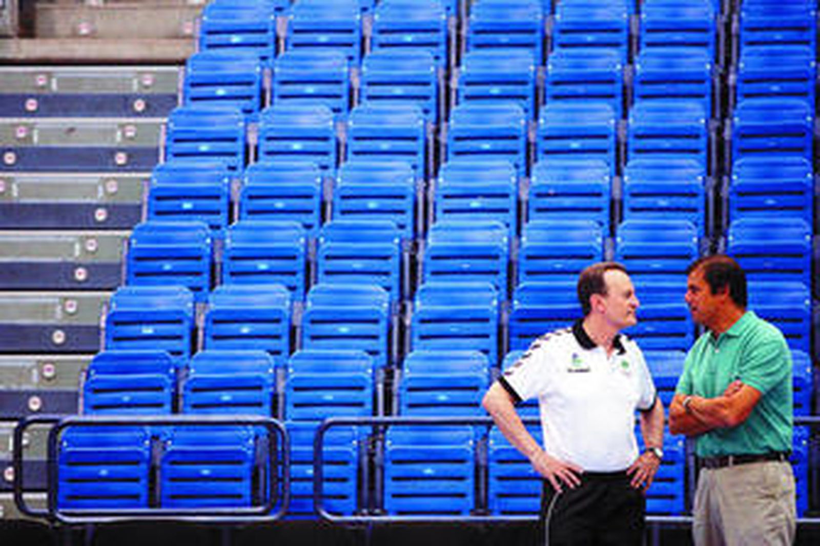 Aíto García Reneses y Juanma Rodríguez conversan en la pista central del Martín Carpena.