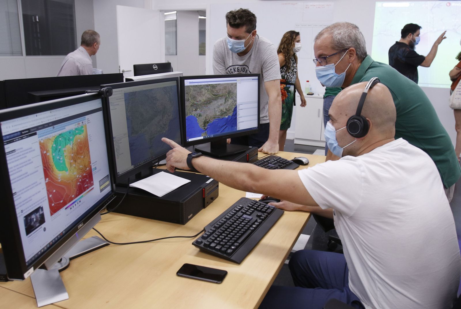 Personal de Infoca en la nueva sede del Centr Operativo Regional, en el Pabellón de Kwait de la Cartuja, en la qu ese han invertido 100.000 euros.