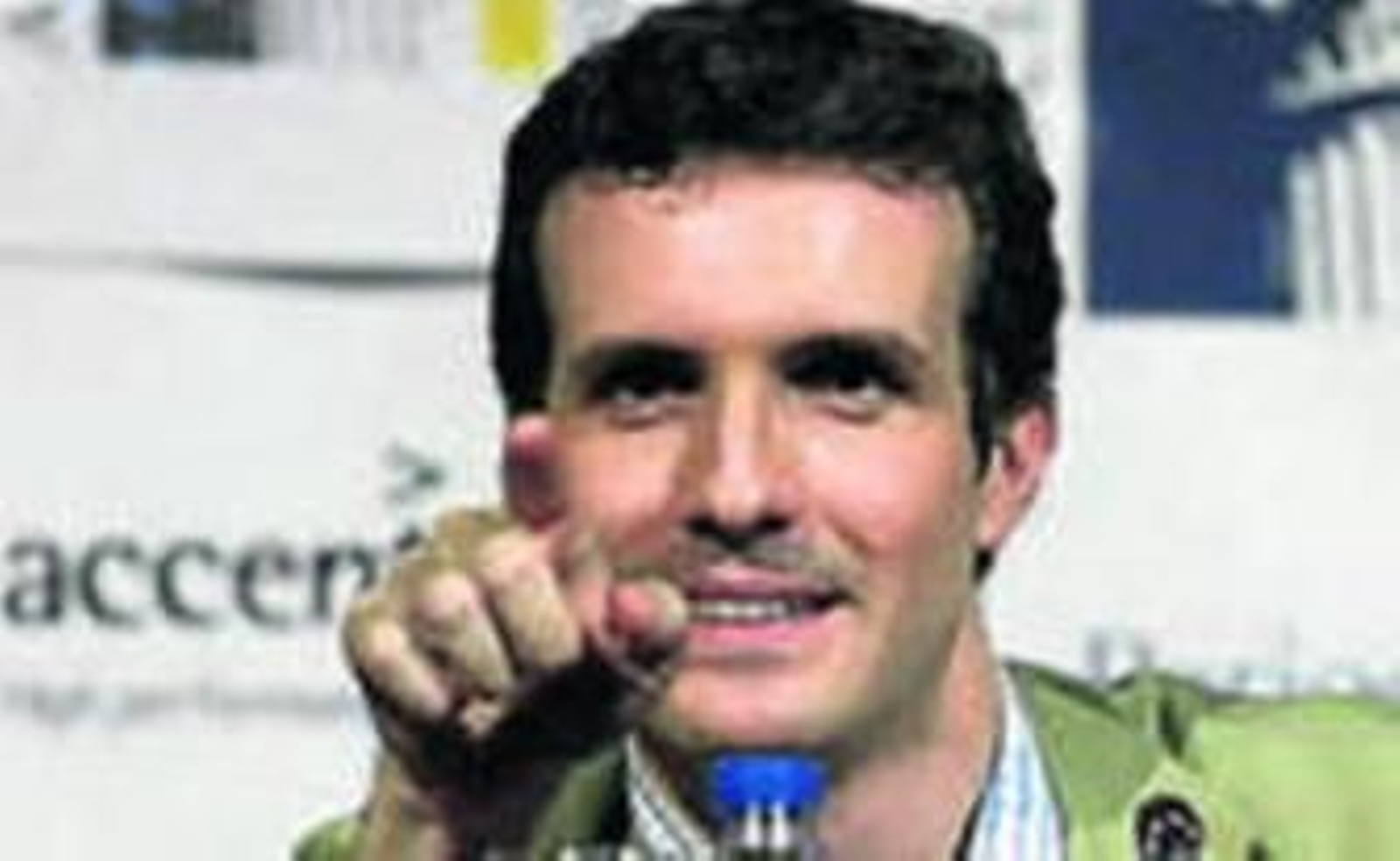 Una multitud de pensionistas que no tienen tarjeta de crédito o débito hace cola ante una sucursal bancaria ayer en Atenas para retirar 120 euros de sus pensiones.