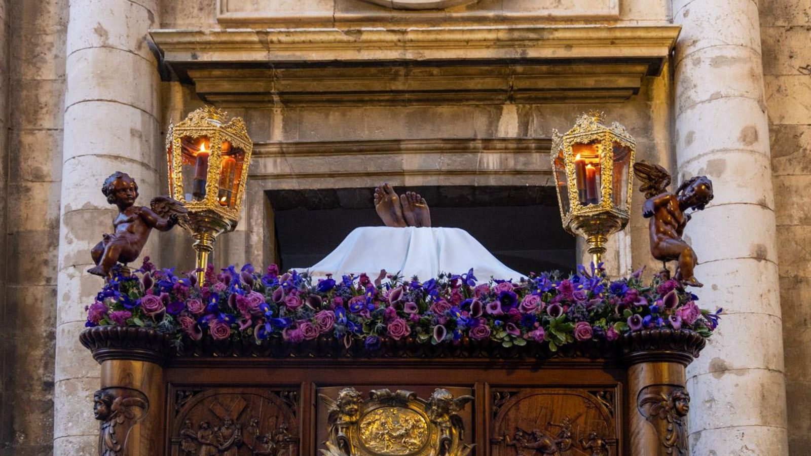 Luto y duelo en la noche del Viernes Santo, en imágenes