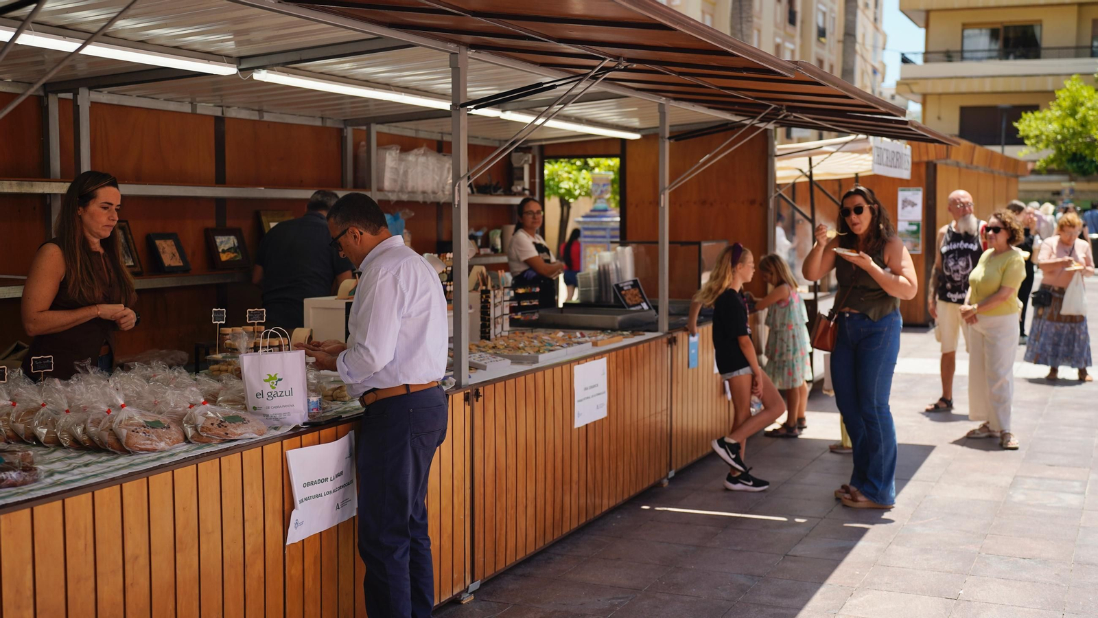 Muchas personas se reunen en la Plaza Alta, bailando y comiendo paella junto a la Feria de los Parques Naturales de Cádiz