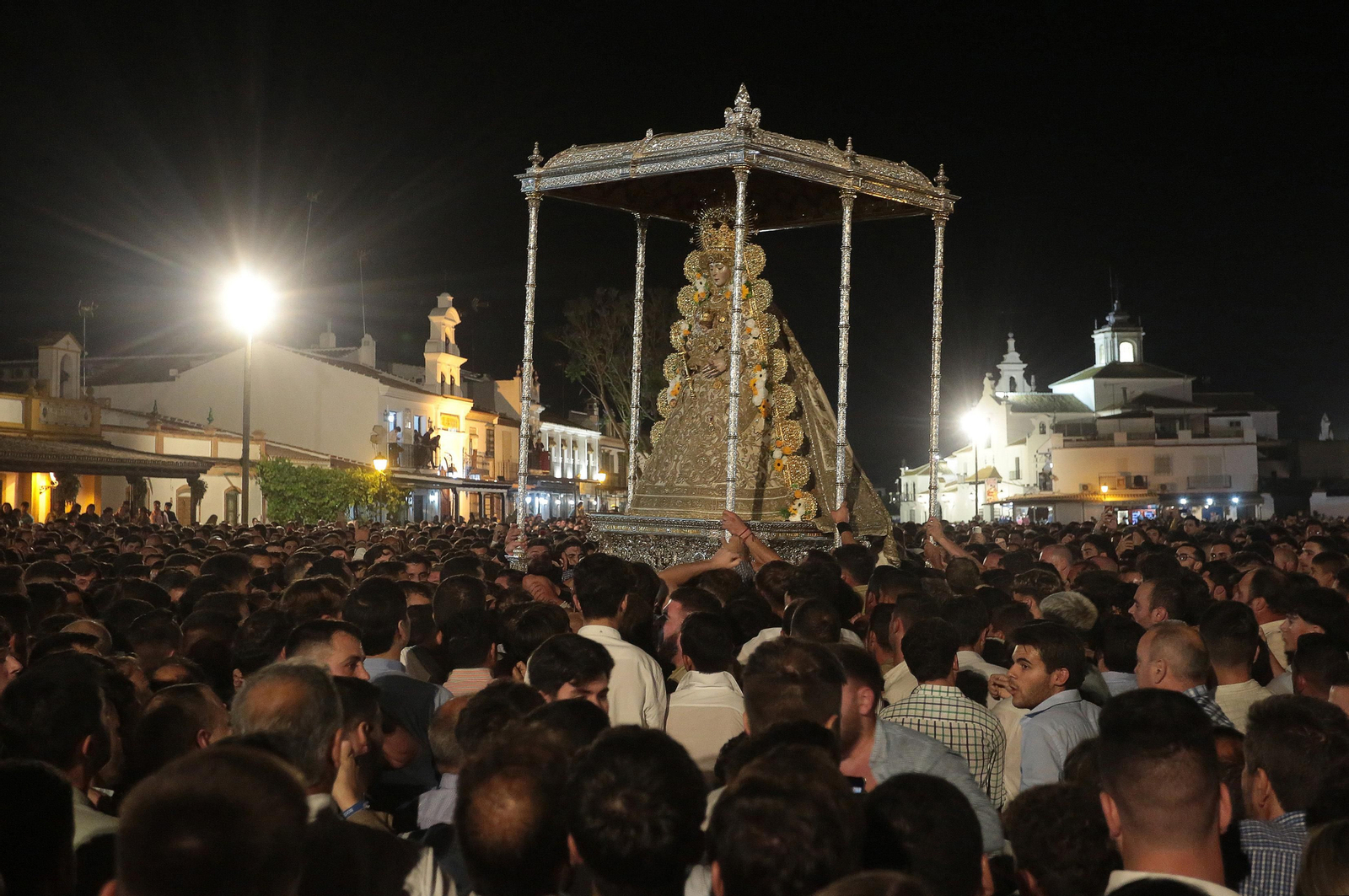 El Rocío 2023: Salto a la reja y procesión de la Virgen del Rocío en imágenes