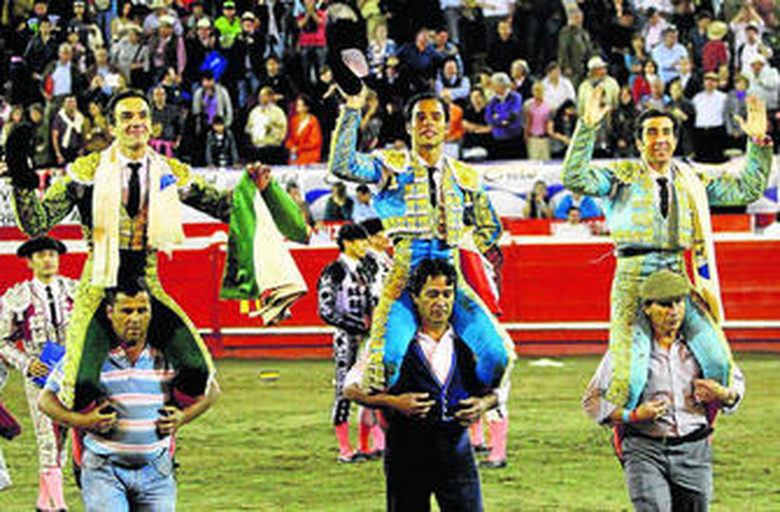El Cid, Luis Bolívar y Juan Mora, en su salida en hombros de la plaza de toros de Manizales.