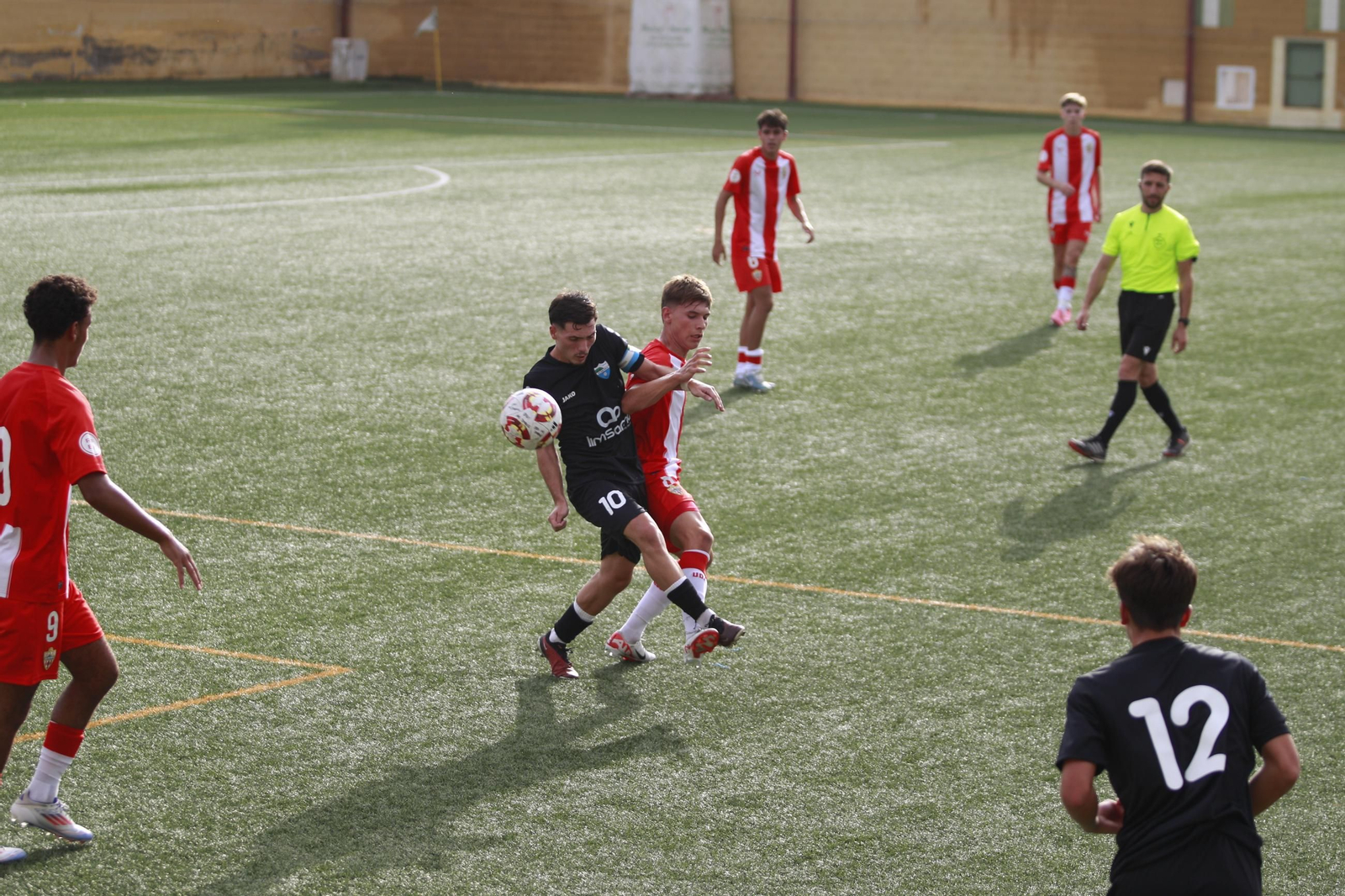 El rojiblanco Pol Marce pugna por un balón con un rival durante el primer encuentro del curso disputado en el Francisco Pomedio. El rojiblanco Pol Marce pugna por un balón con un rival durante el primer encuentro del curso disputado en el Francisco Pomedio.