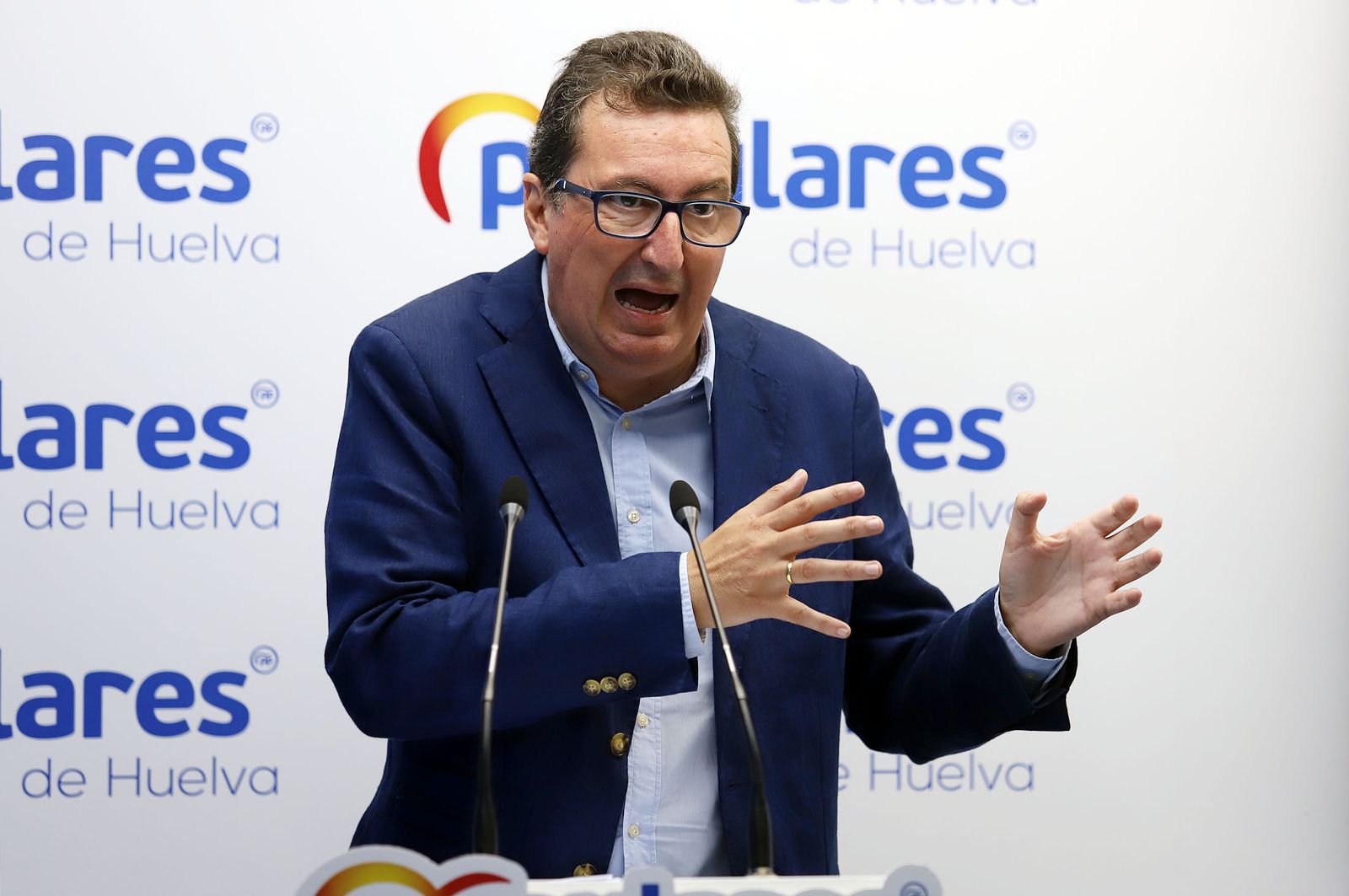 El presidente provincial del PP, Manuel Andrés González, en una rueda de prensa.