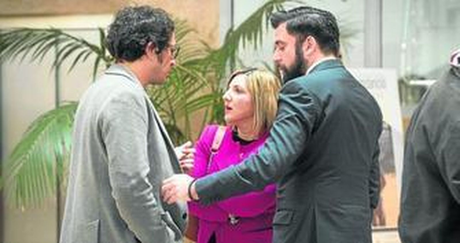 José María González conversa con Irene García y Fran González antes del pleno de Diputación celebrado el miércoles.