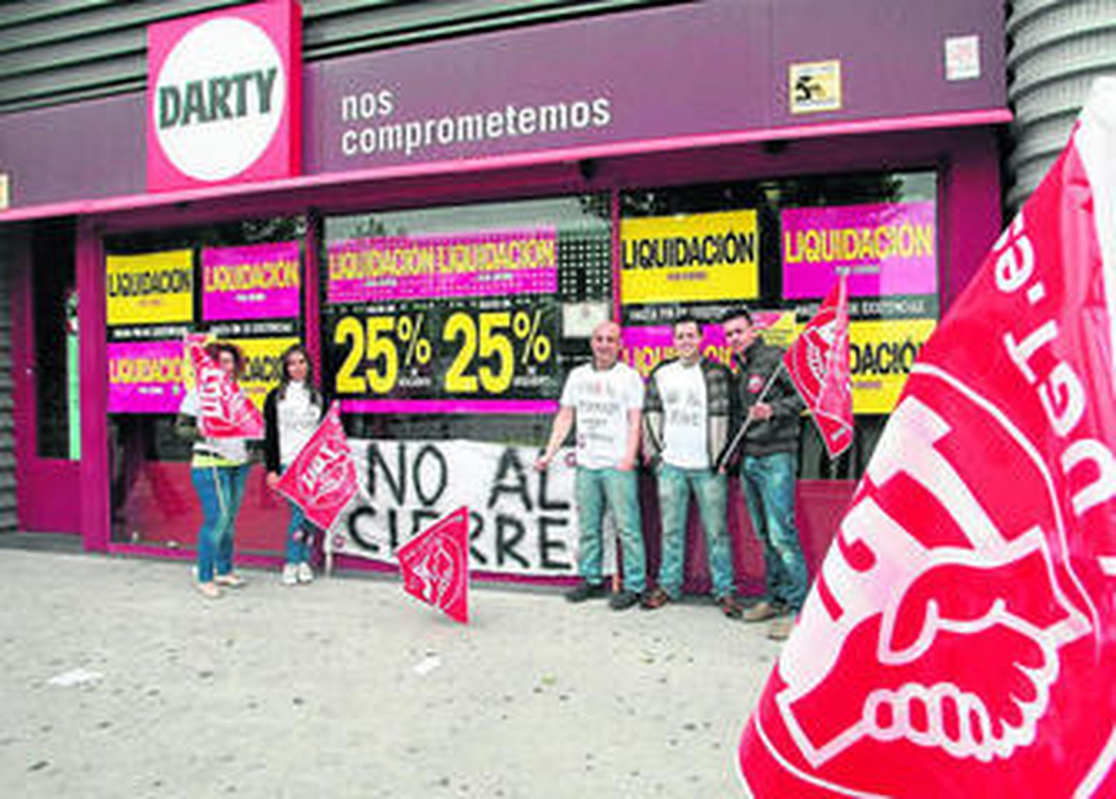 Trabajadores de Darty protestan a las puertas de la tienda de Los Barrios, ayer a mediodía.