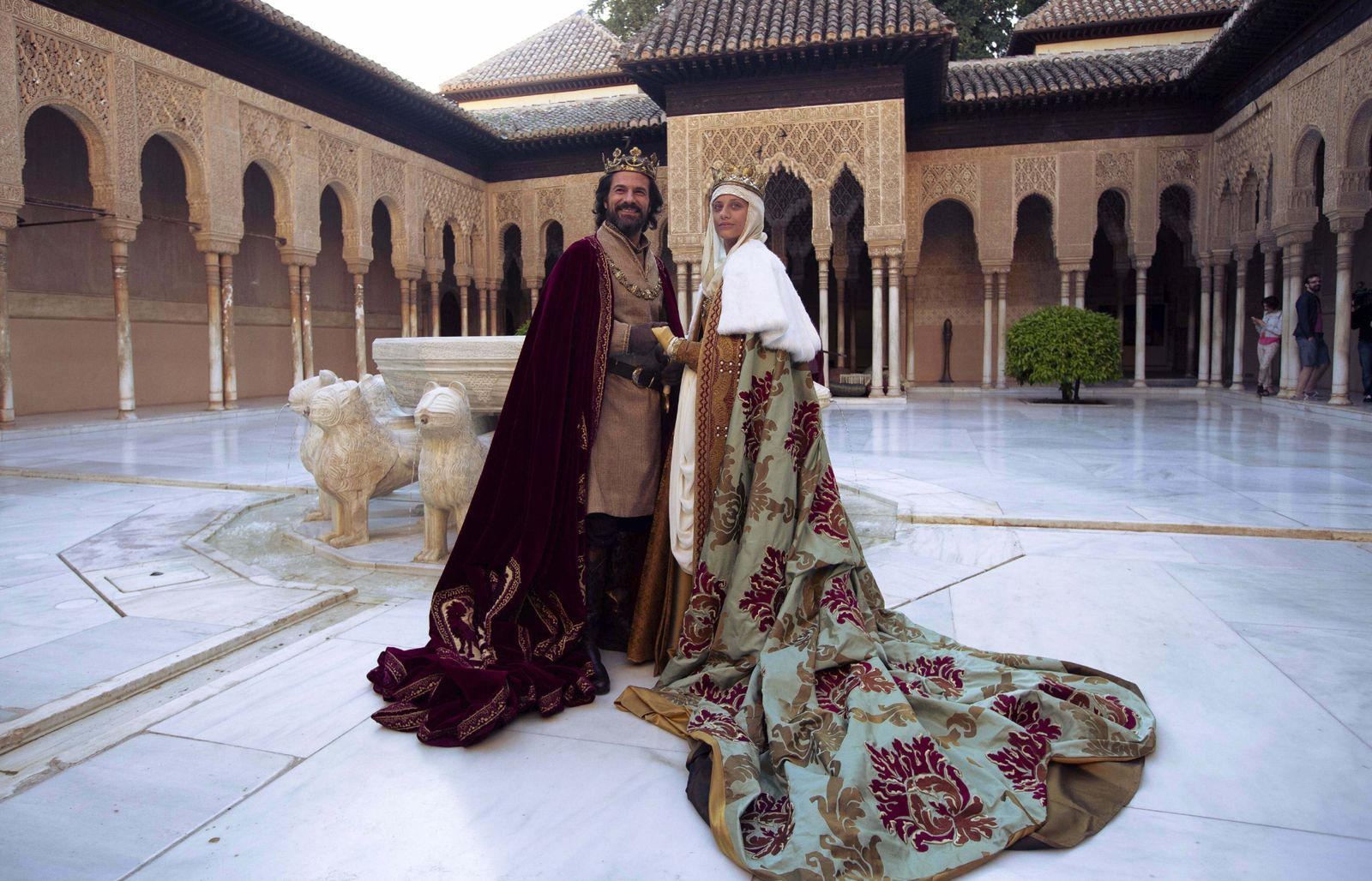 Michelle Jenner y Rodolfo Sanch posan en el Patio de los Leones de la Alhambra durante el rodaje de 'Isabel'.