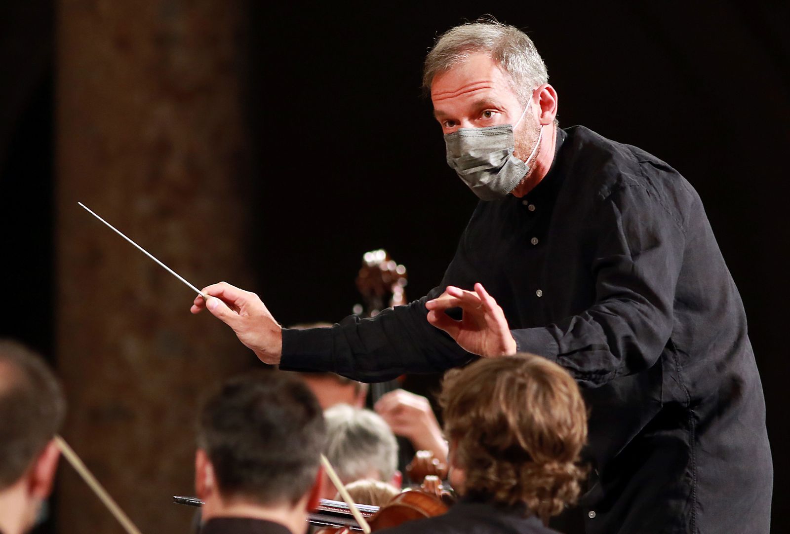 El director de orquesta  Dimas Slobodeniouk durante su concierto junto a la Orquesta Sinfónica de Galicia.