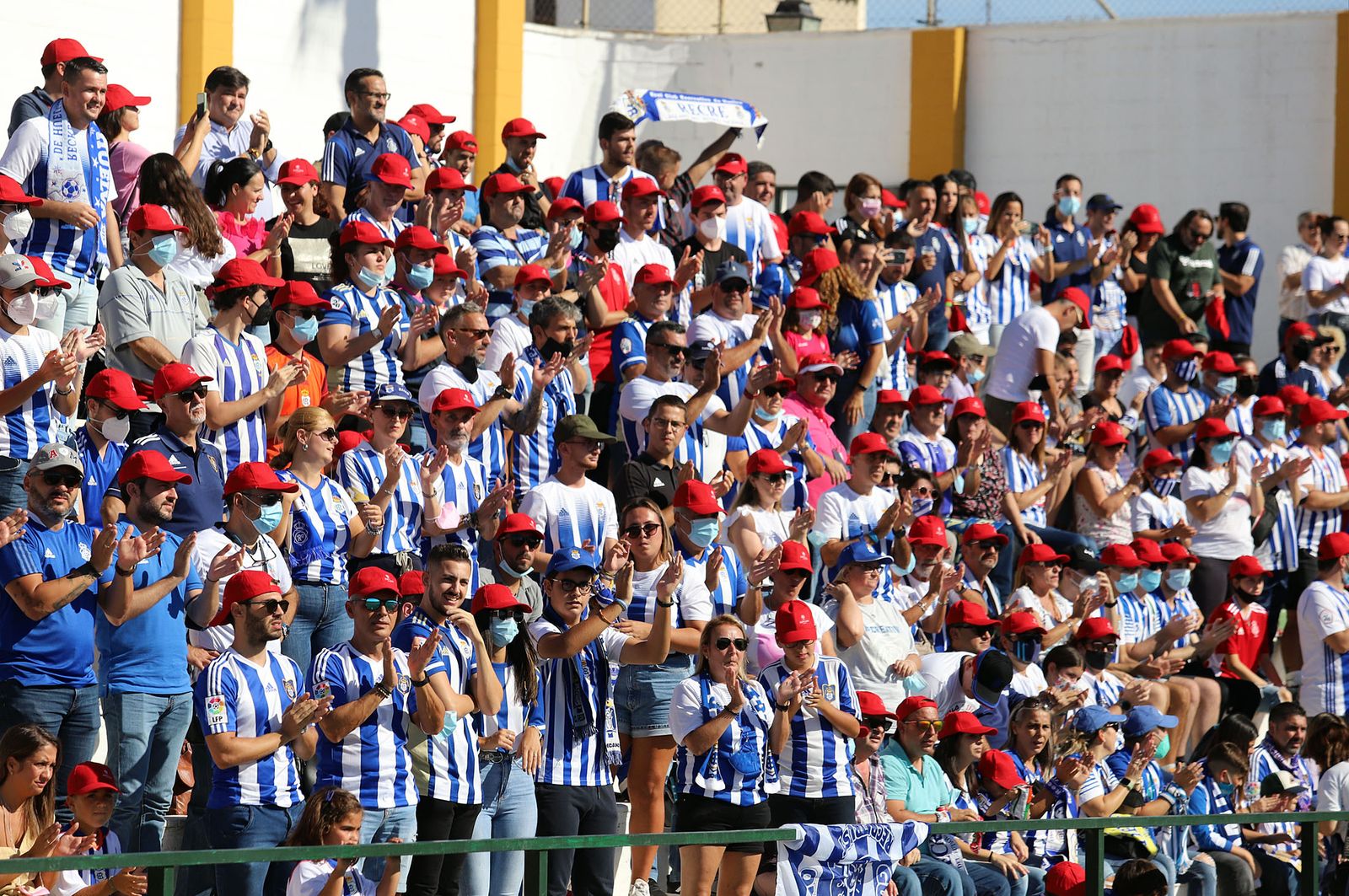 Imágenes de la afición más fiel del Recre en su visita al campo del Antoniano